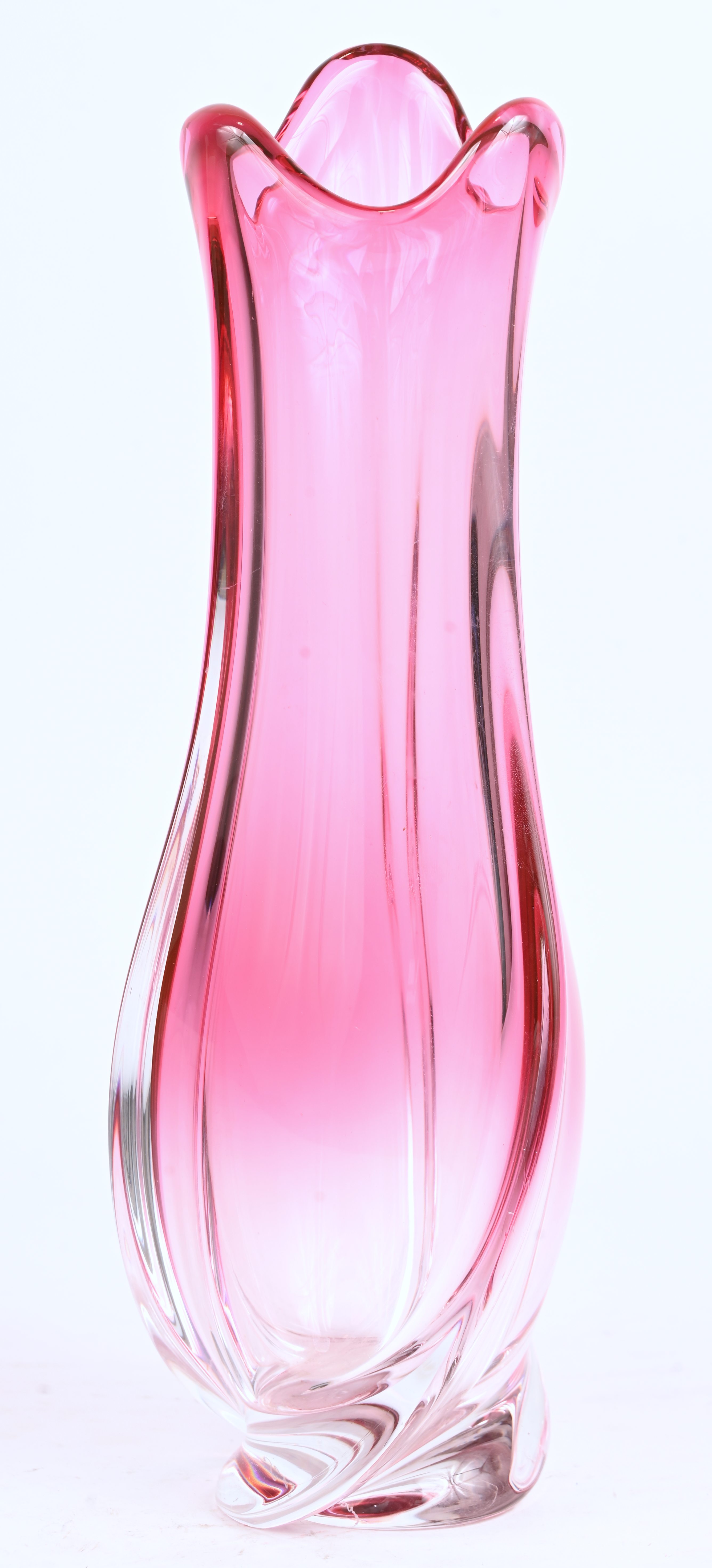 Een vintage kristallen vaas, roze in de massa gekleurd, onderaan gemerkt Een vintage kristallen vaas, roze in de massa gekleurd, onderaan gemerkt.