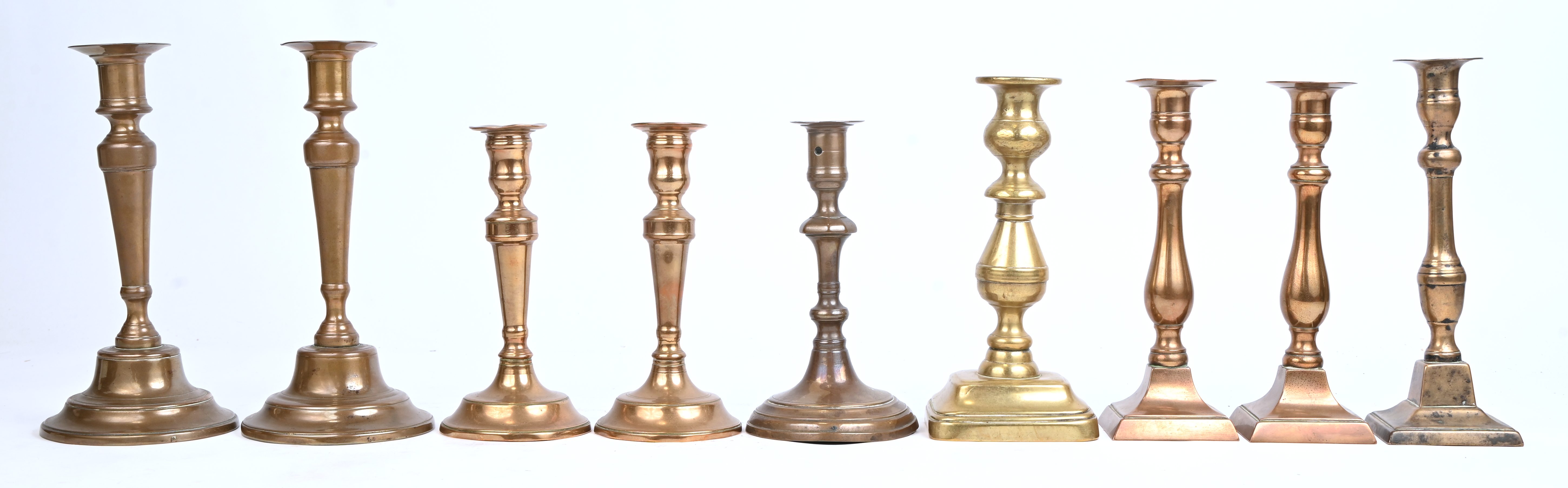 Een lot antieke koperen kandelaars bestaande uit 3 sets en 3 losse kandelaars Een lot antieke koperen kandelaars bestaande uit 3 sets en 3 losse kandelaars.