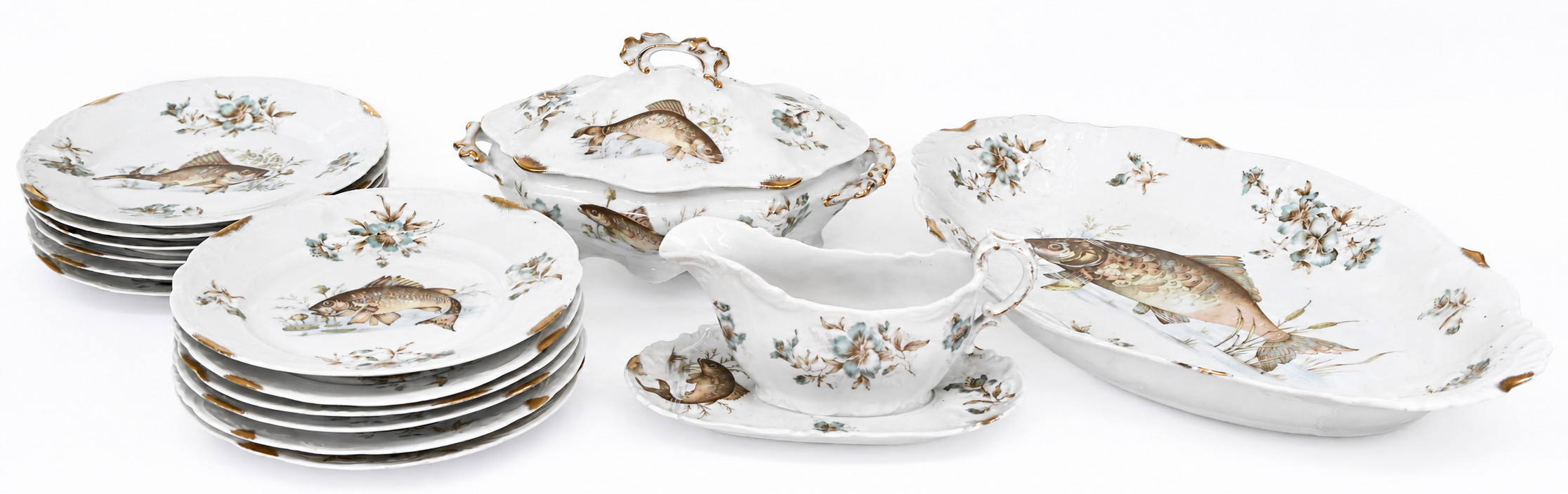Handgeschilderd servies met gevarieerd visdecor. 12 borden, sauskom, terrine en schotel. Genummerd 9483 - 12 Handgeschilderd servies met gevarieerd visdecor. 12 borden, sauskom, terrine en schotel. Genummerd 9483 - 12.