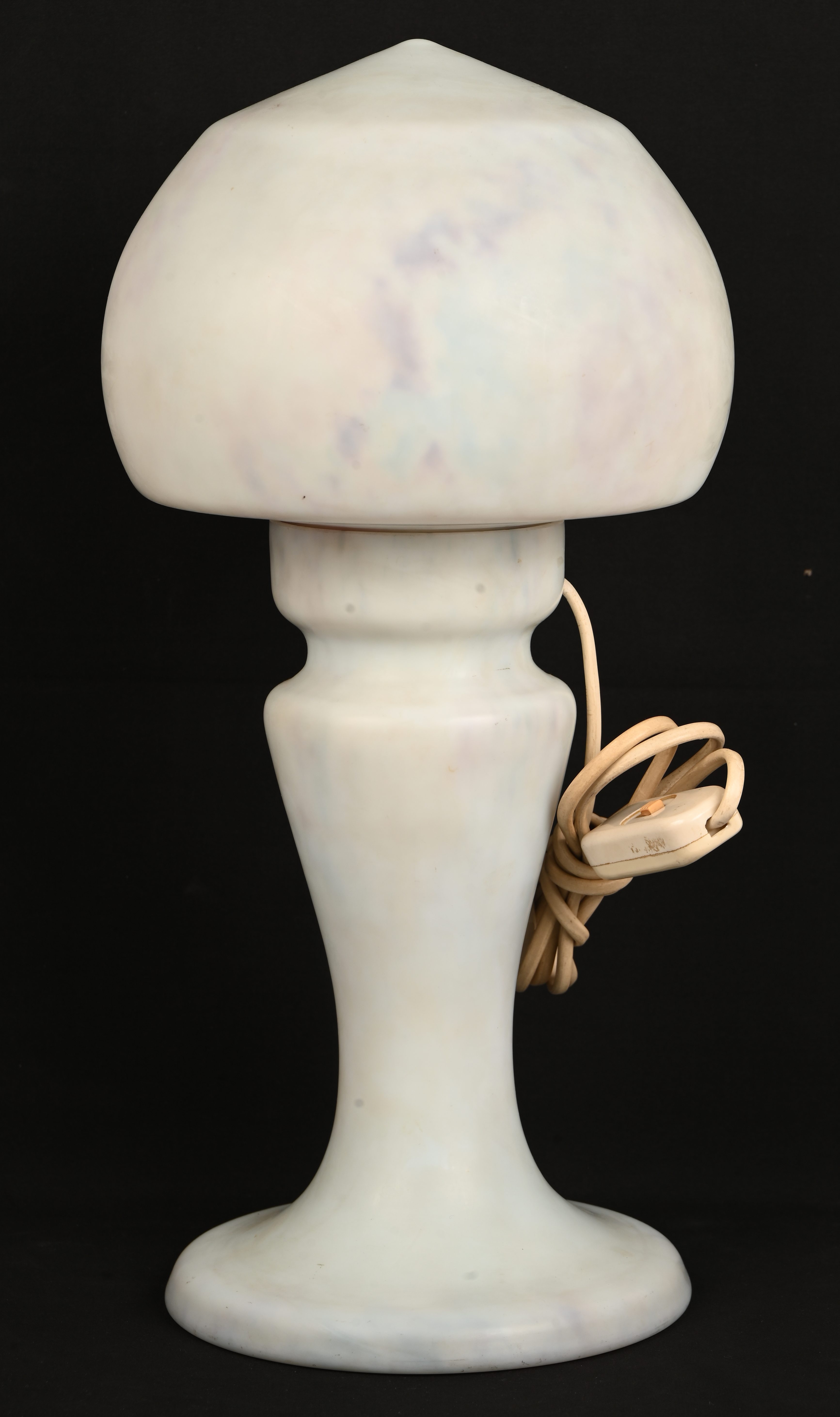 Een vintage paddestoel lamp uit meerkleurig opaalglas. Verlichte kap en voet Een vintage paddestoel lamp uit meerkleurig opaalglas. Verlichte kap en voet.