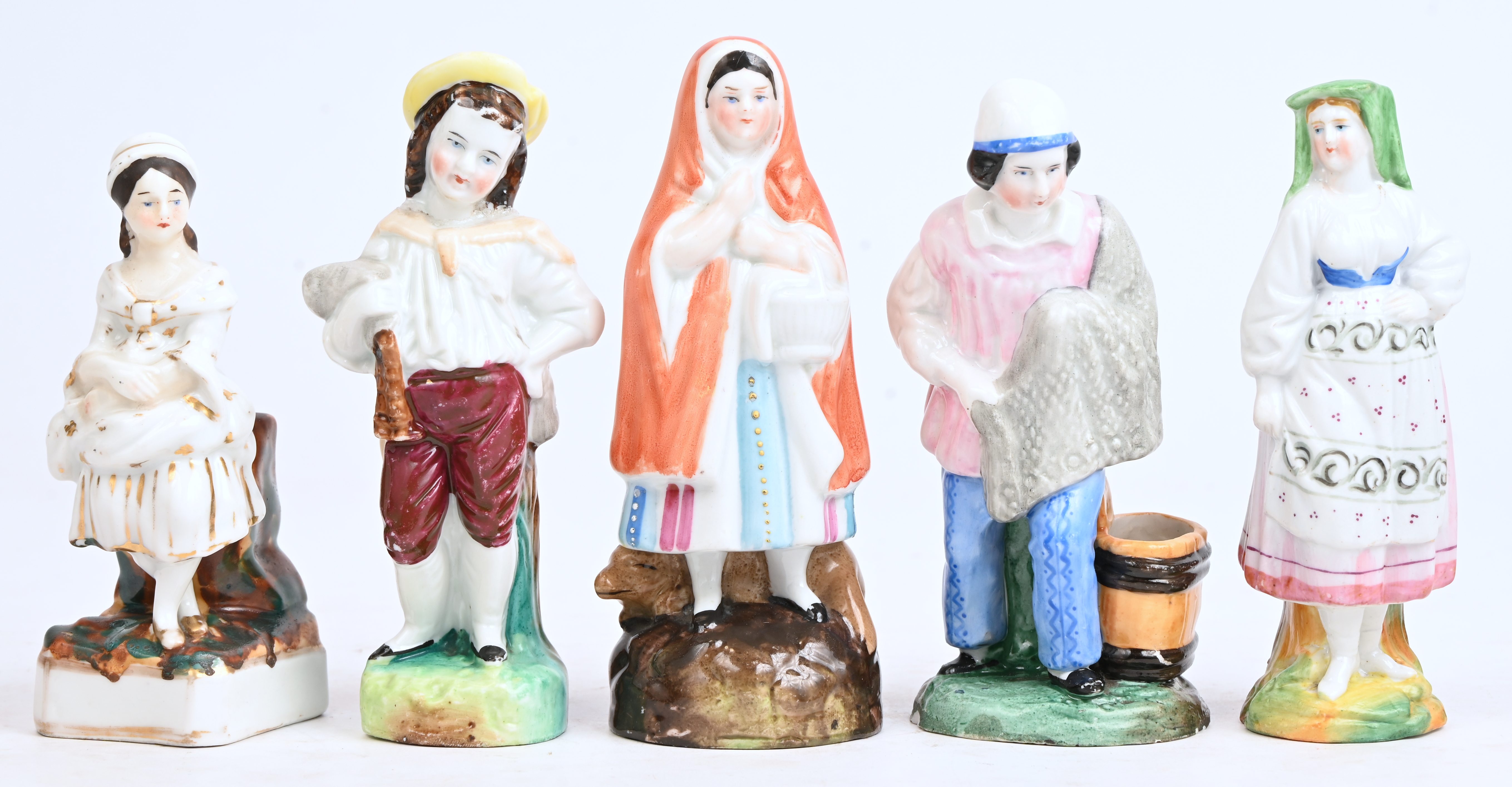 Een lot van 5 Vieux Andenne porseleinen beeldjes Een lot van 5 Vieux Andenne porseleinen beeldjes.