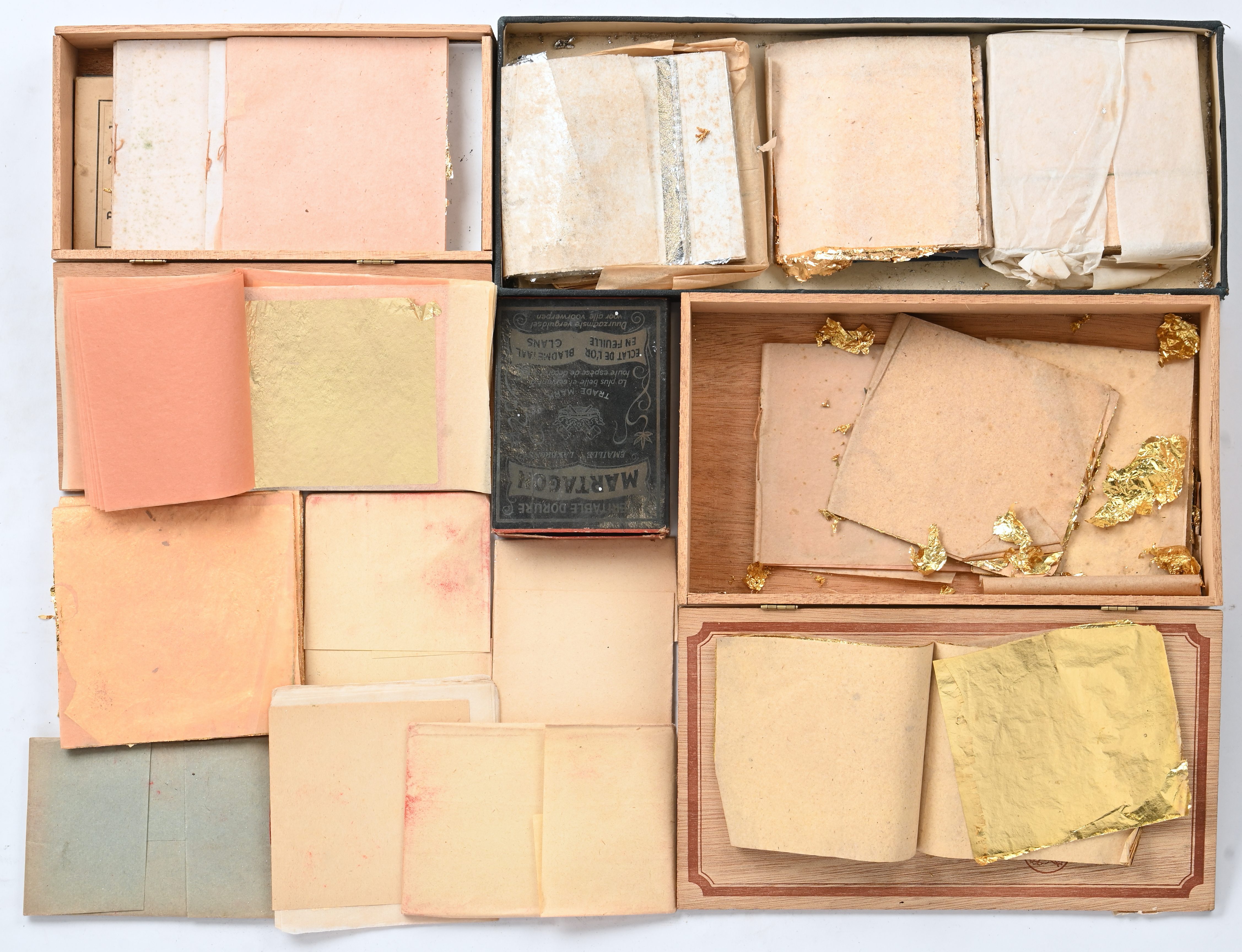 Een lot bladgoud, goudpigment en toebehoren Een lot bladgoud, goudpigment en toebehoren.