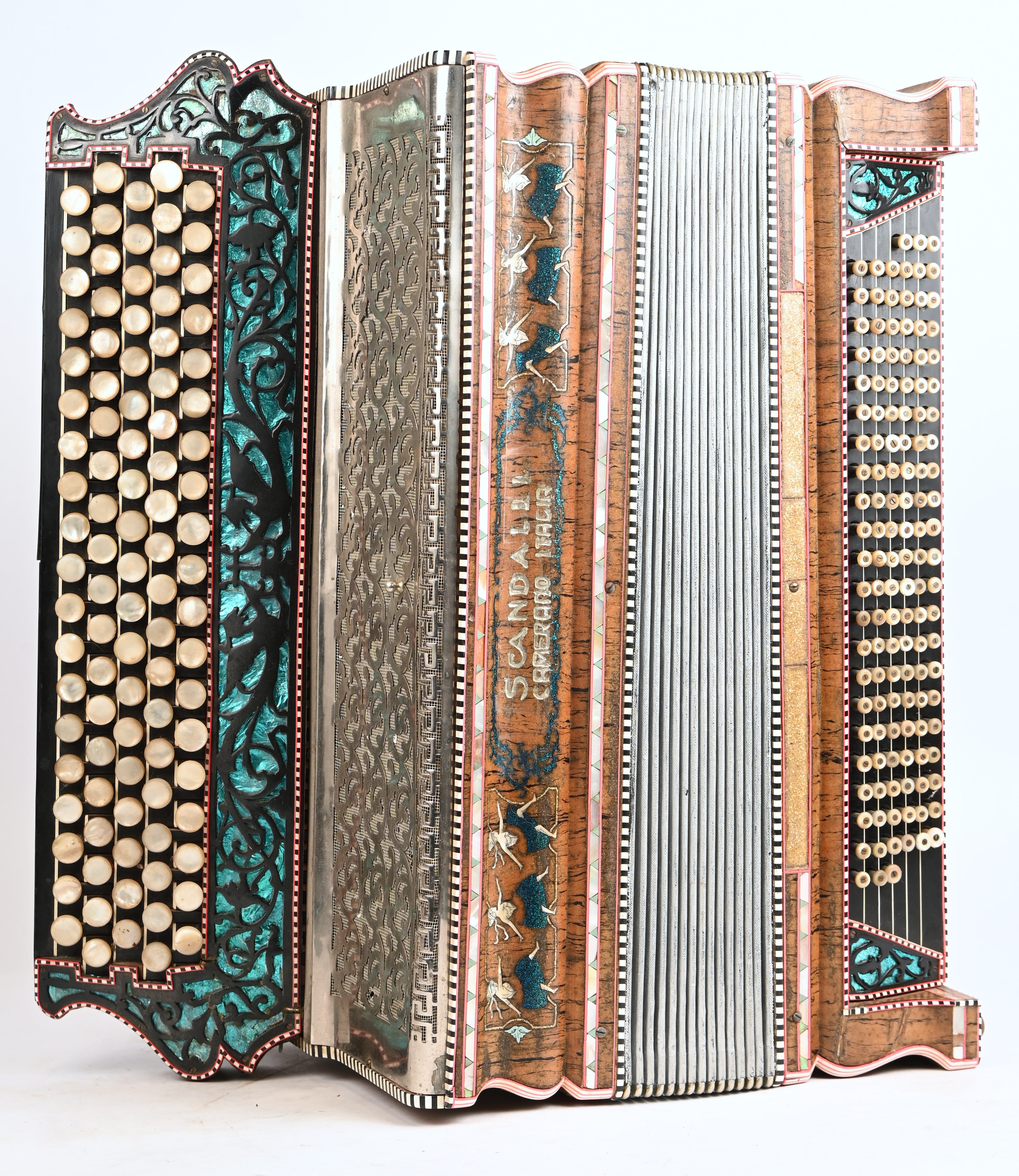 Een rijkelijk gedecoreerde Accordeon Scandalli Een rijkelijk gedecoreerde Accordeon Scandalli.