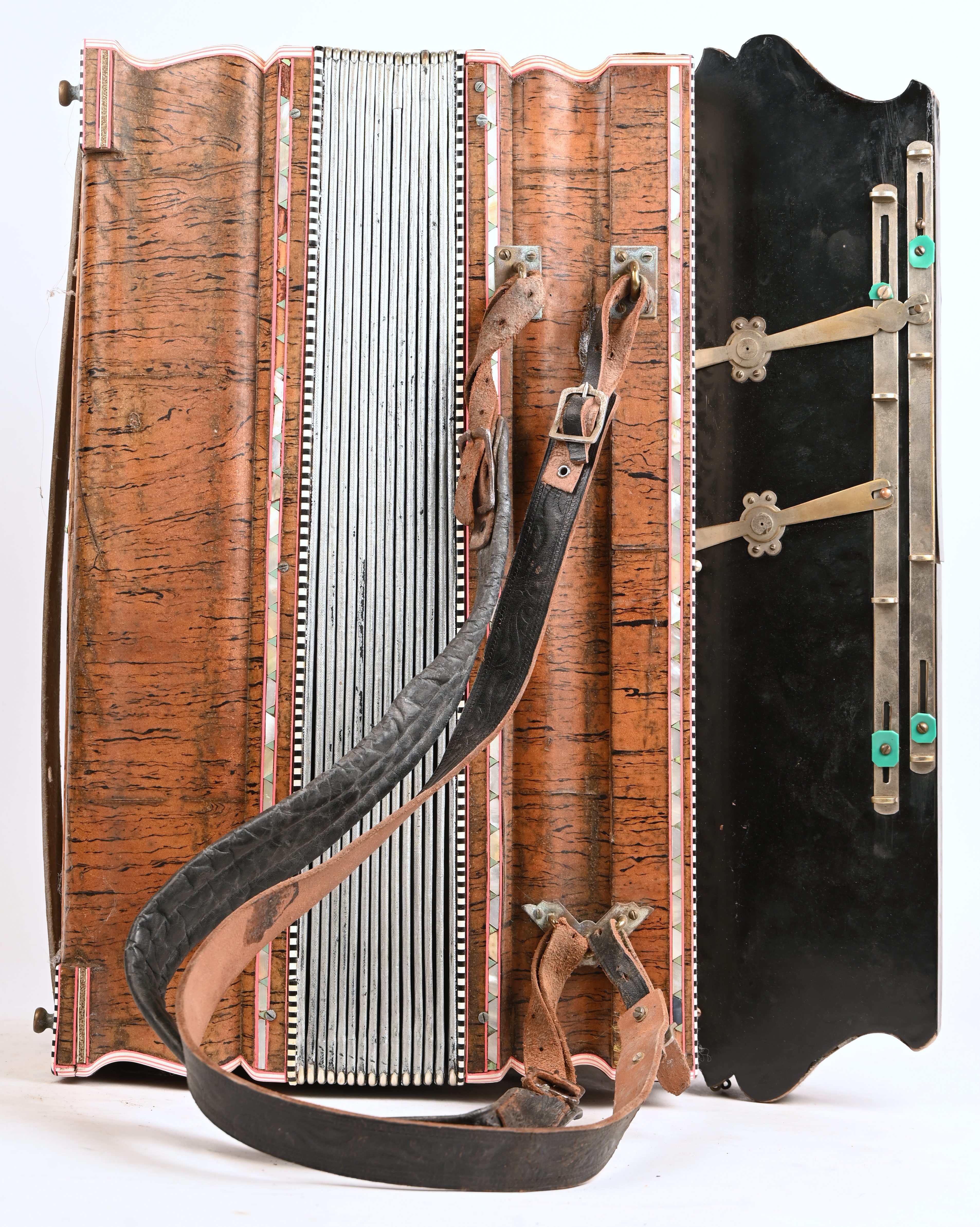 Een rijkelijk gedecoreerde Accordeon Scandalli Een rijkelijk gedecoreerde Accordeon Scandalli.