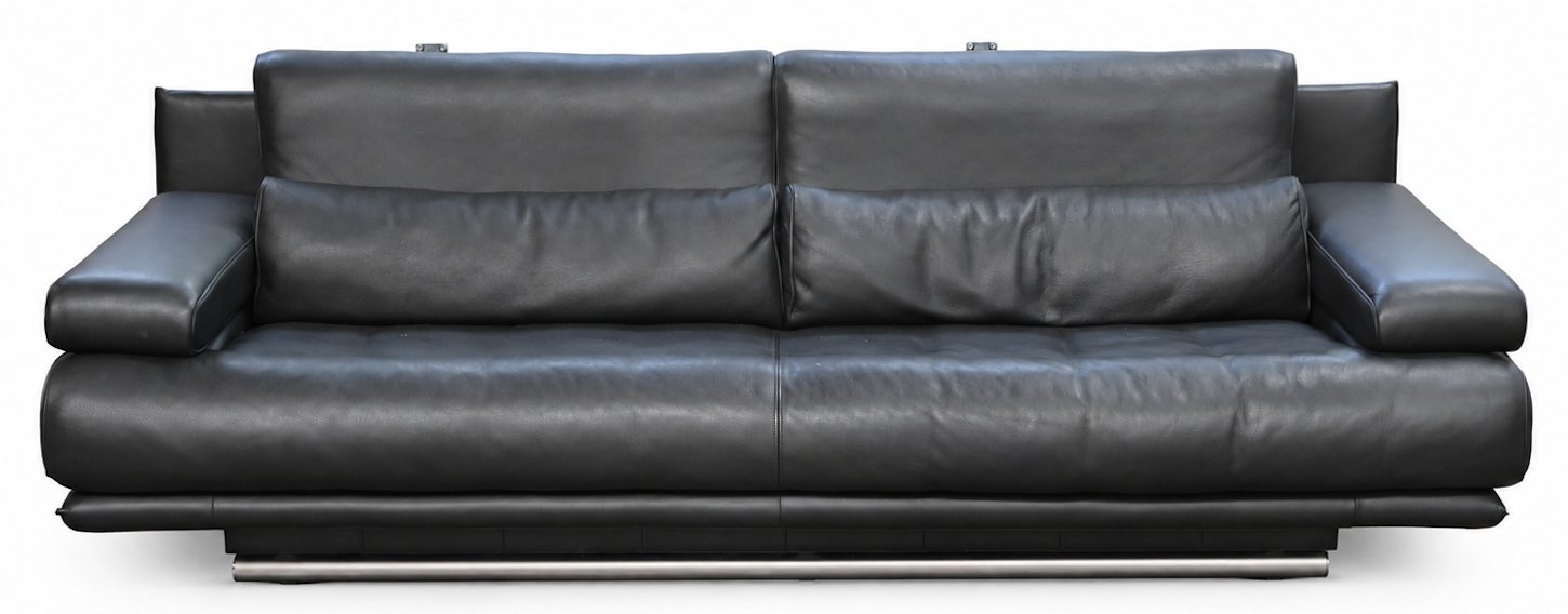 Een zwart lederen design salon bestaande uit 2 manuele relax-fauteauils en een driezit Een zwart lederen design salon bestaande uit 2 manuele relax-fauteauils en een driezit.