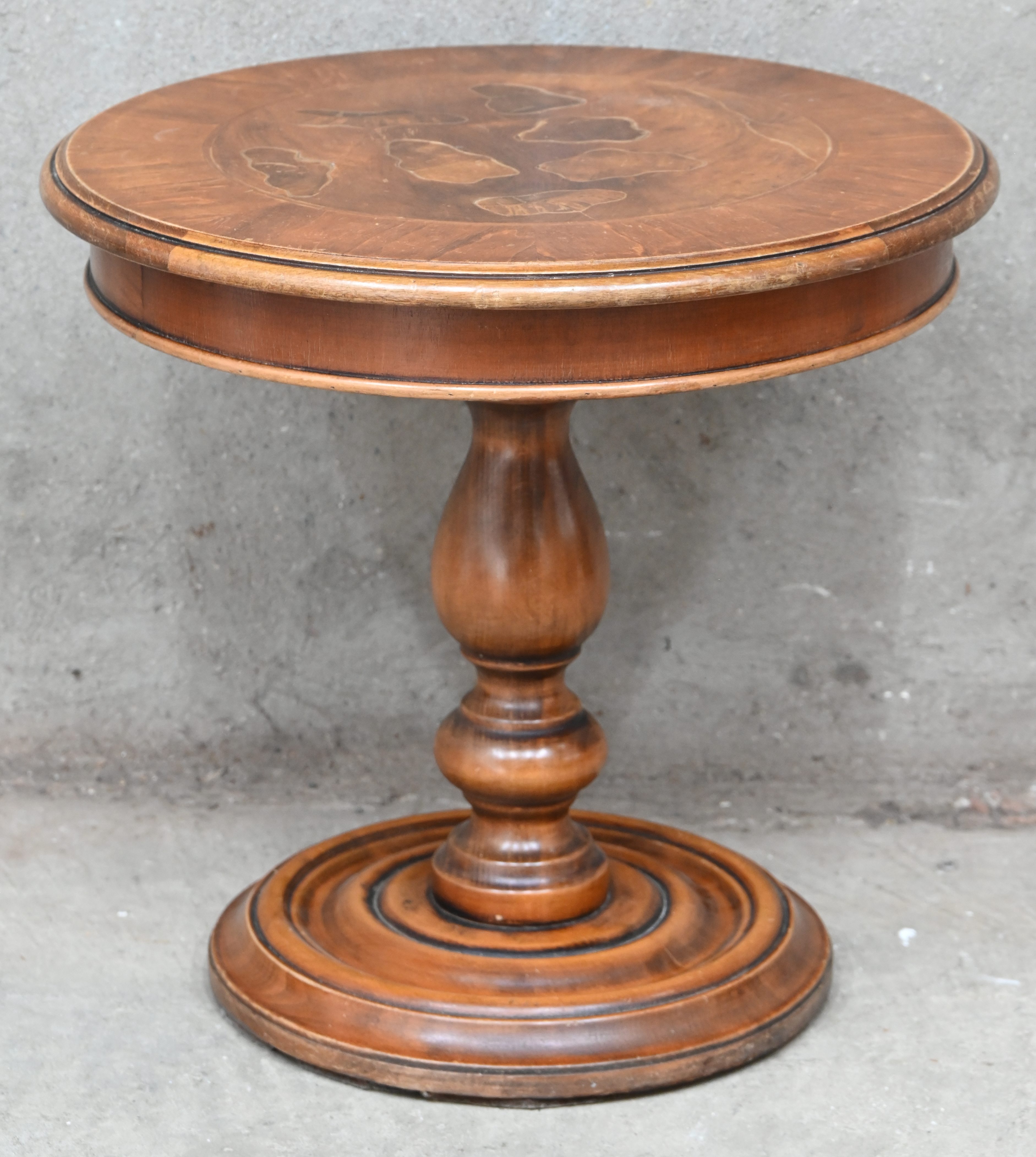 Een rond houten bijzettafeltje met inlegwerk Een rond houten bijzettafeltje met inlegwerk.