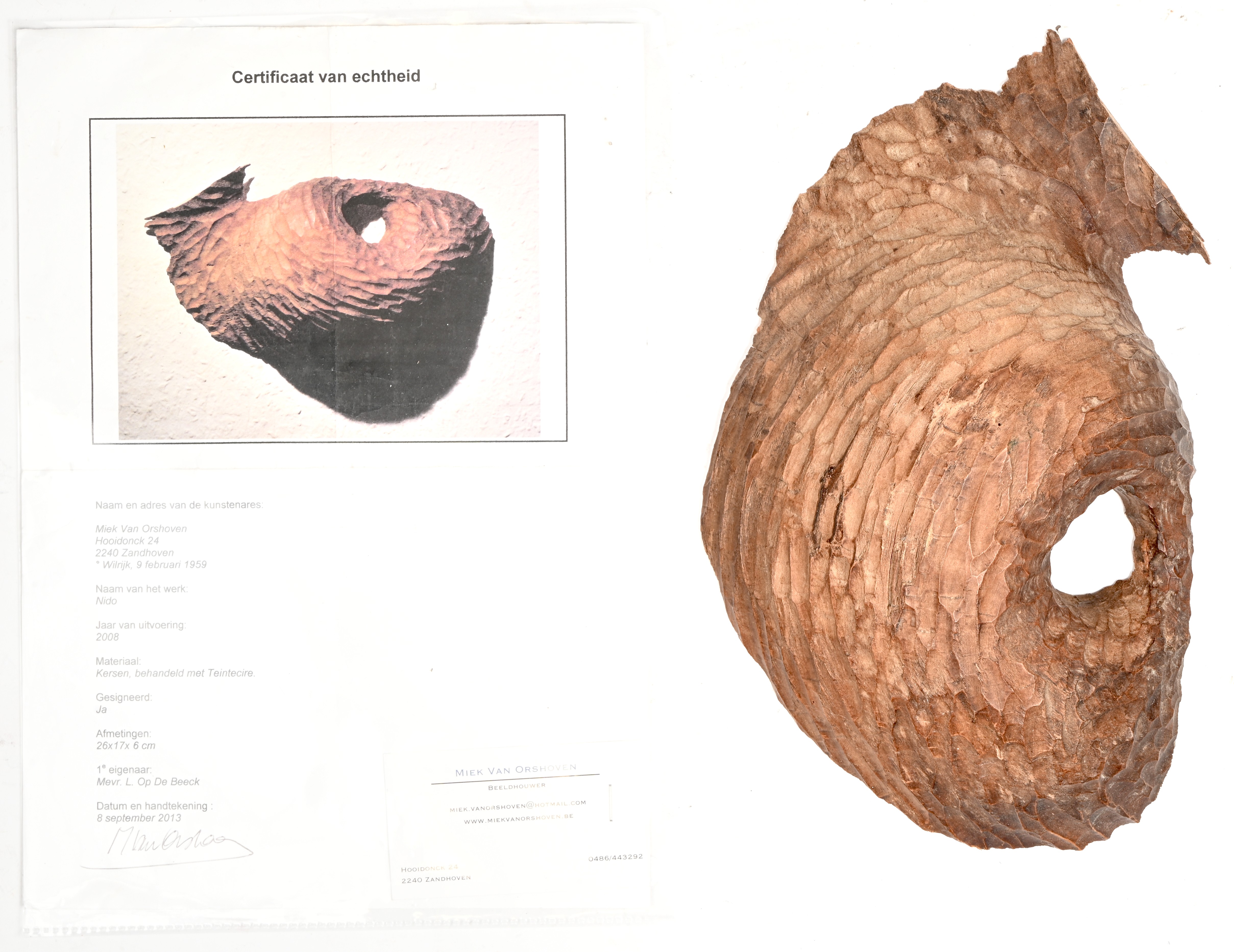 “Nido”. Een wanddecoratief sculptuur in kersenhout, behandeld met Teintecire. Verso gesigneerd, met certificaat “Nido”. Een wanddecoratief sculptuur in kersenhout, behandeld met Teintecire. Verso gesigneerd, met certificaat.
