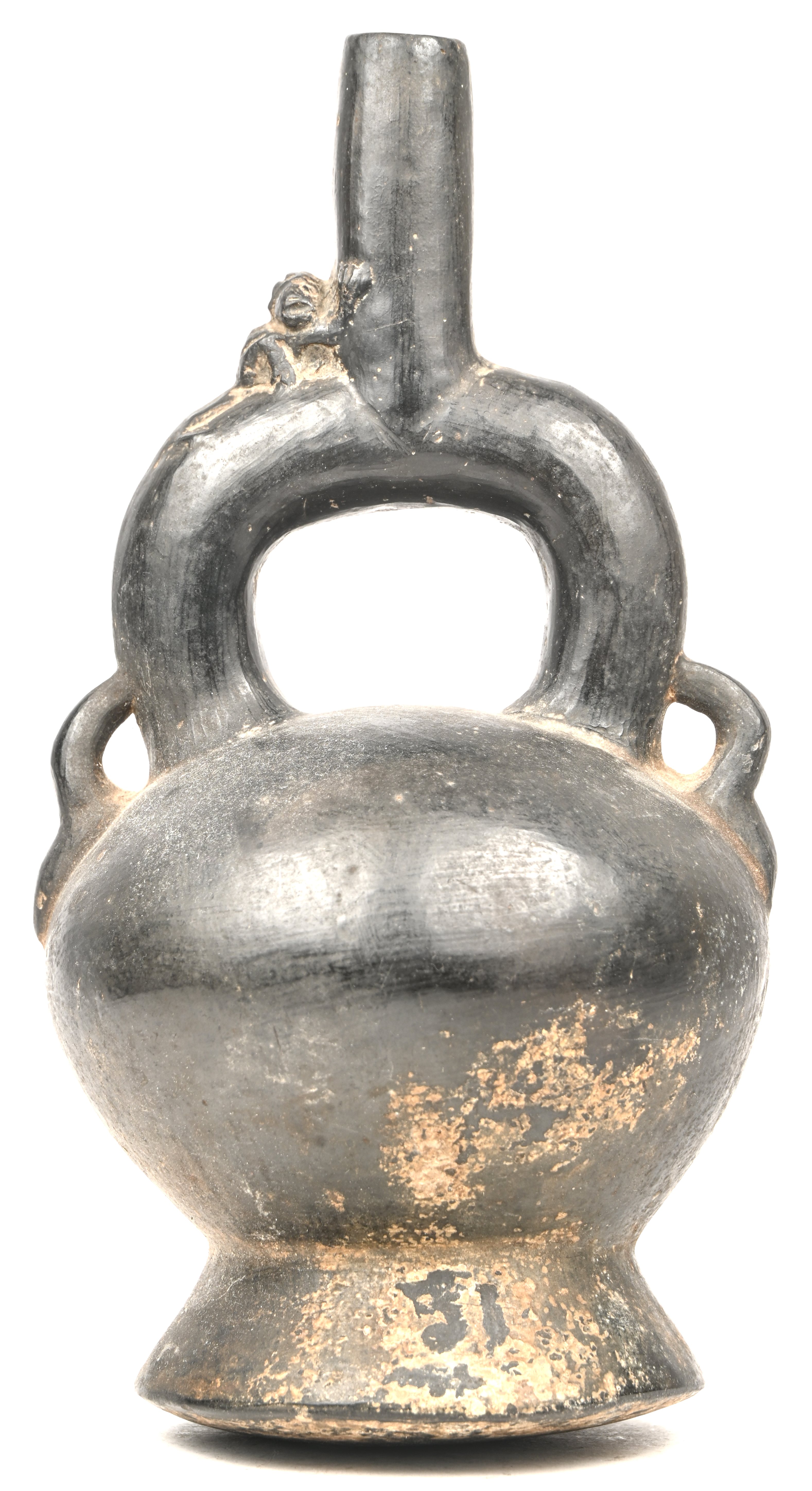 Een precolumbiaanse Chimu blackware keramieken stijgbeugel-tuitfles met gesculpteerd figuurtje van een aapje bovenaan. Peru Een precolumbiaanse Chimu blackware keramieken stijgbeugel-tuitfles met gesculpteerd figuurtje van een aapje bovenaan. Peru.