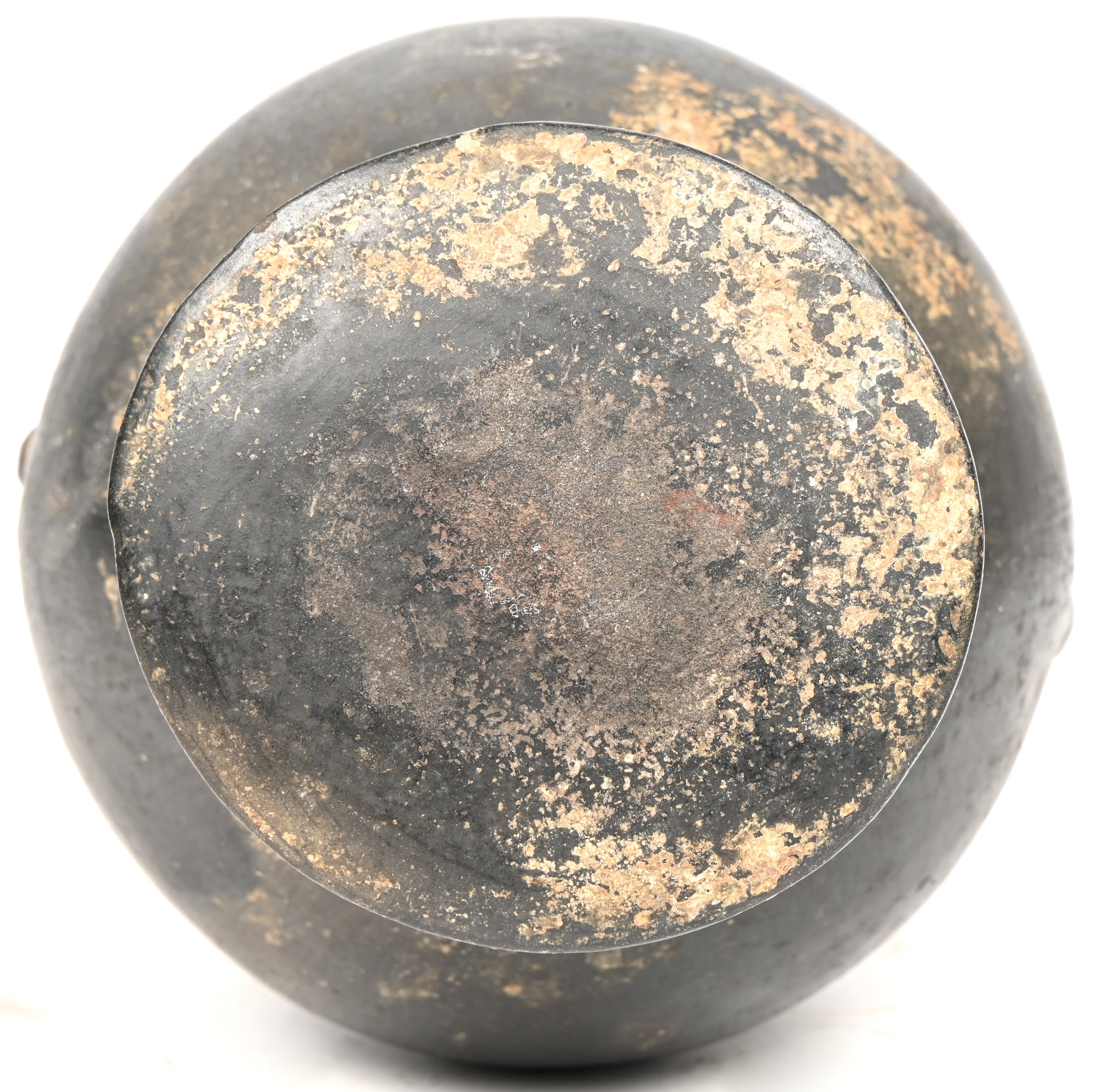 Een precolumbiaanse Chimu blackware keramieken stijgbeugel-tuitfles met gesculpteerd figuurtje van een aapje bovenaan. Peru Een precolumbiaanse Chimu blackware keramieken stijgbeugel-tuitfles met gesculpteerd figuurtje van een aapje bovenaan. Peru.