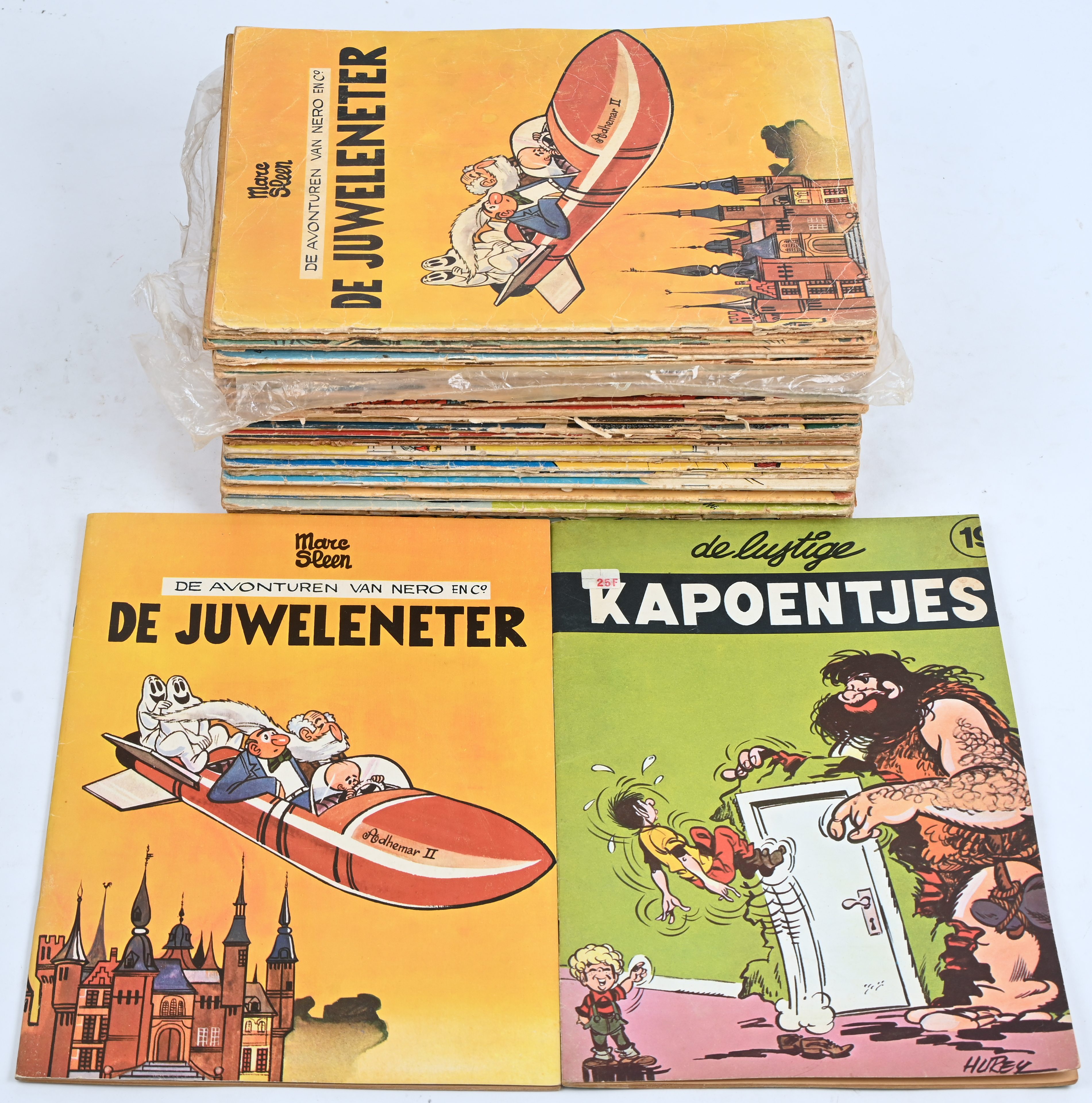 De Avonturen van Nero en C°. Ed. Het Volk. 33 albums van na 1965, tenzij anders aangeduid. Volgens de nummering van 1975-82: Nrs 3, 5 (5 x), 10 (3x), 11 (2 x : ‘63-’65, >’65), 12, 13, 14 (’63-’65), 20 (1 + 2 x 63-65); 21, 22, 23 (1x + 1 x 63-65), 34 (1x + 1 x 63-65), 38 (61-62),41 ( 1 x + 1 x 61-62, heel slecht), 42, 45 (63-65), 51 ( 2 x 61-62, 1 x 63-65), 53 (2x). Slechte tot redelijke staat. We voegen er De Lustige Kapoentjes Nr 19 door Hurey (1937-2001)aan toe De Avonturen van Nero en C°. Ed. Het Volk. 33 albums van na 1965, tenzij anders aangeduid. Volgens de nummering van 1975-82: Nrs 3, 5 (5 x), 10 (3x), 11 (2 x : ‘63-’65, >’65), 12, 13, 14 (’63-’65), 20 (1 + 2 x 63-65); 21, 22, 23 (1x + 1 x 63-65), 34 (1x + 1 x 63-65), 38 (61-62),41 ( 1 x + 1 x 61-62, heel slecht), 42, 45 (63-65), 51 ( 2 x 61-62, 1 x 63-65), 53 (2x). Slechte tot redelijke staat. We voegen er De Lustige Kapoentjes Nr 19 door Hurey (1937-2001)aan toe.