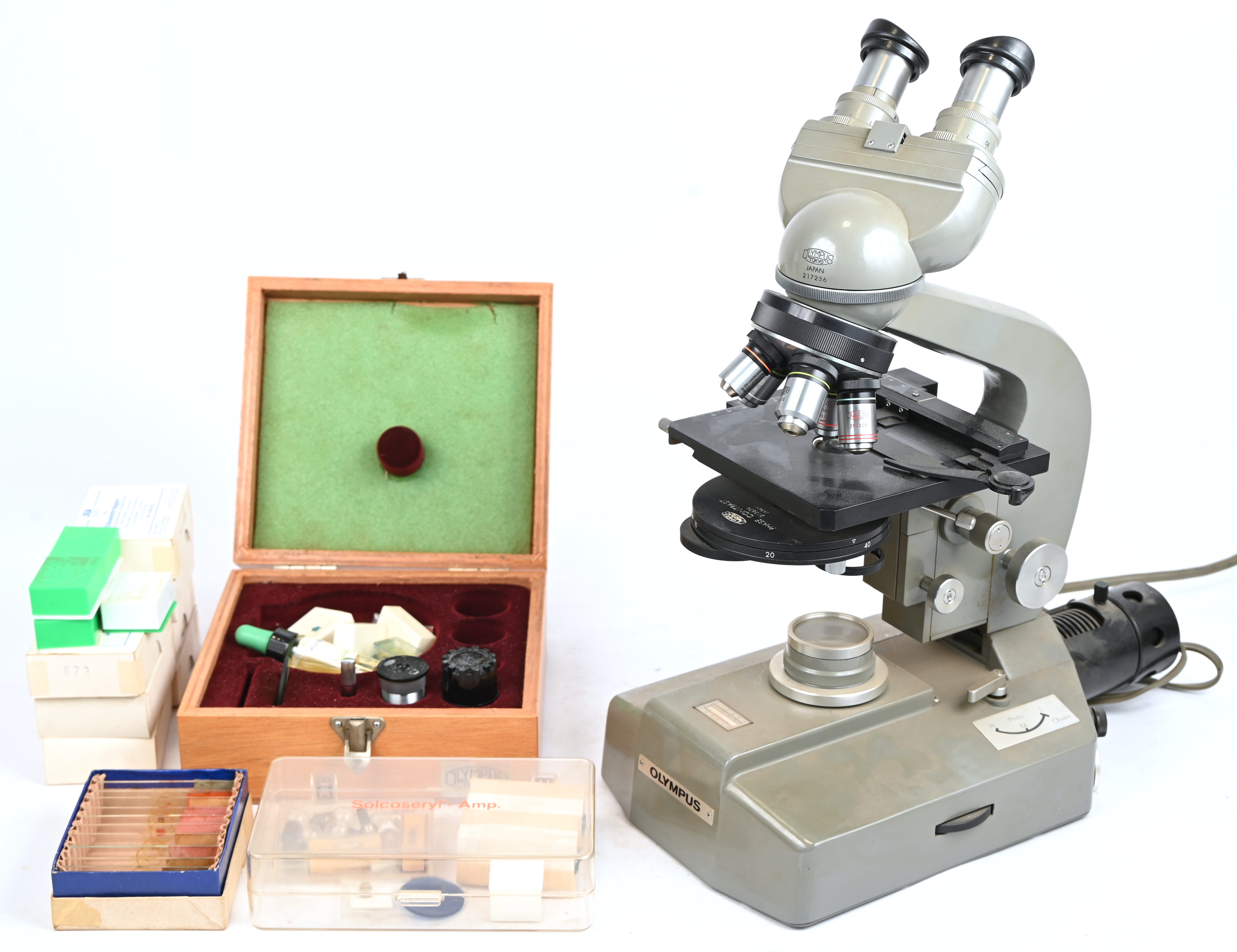 Een vintage professionele microscoop, Olympus, met toebehoren Een vintage professionele microscoop, Olympus, met toebehoren.