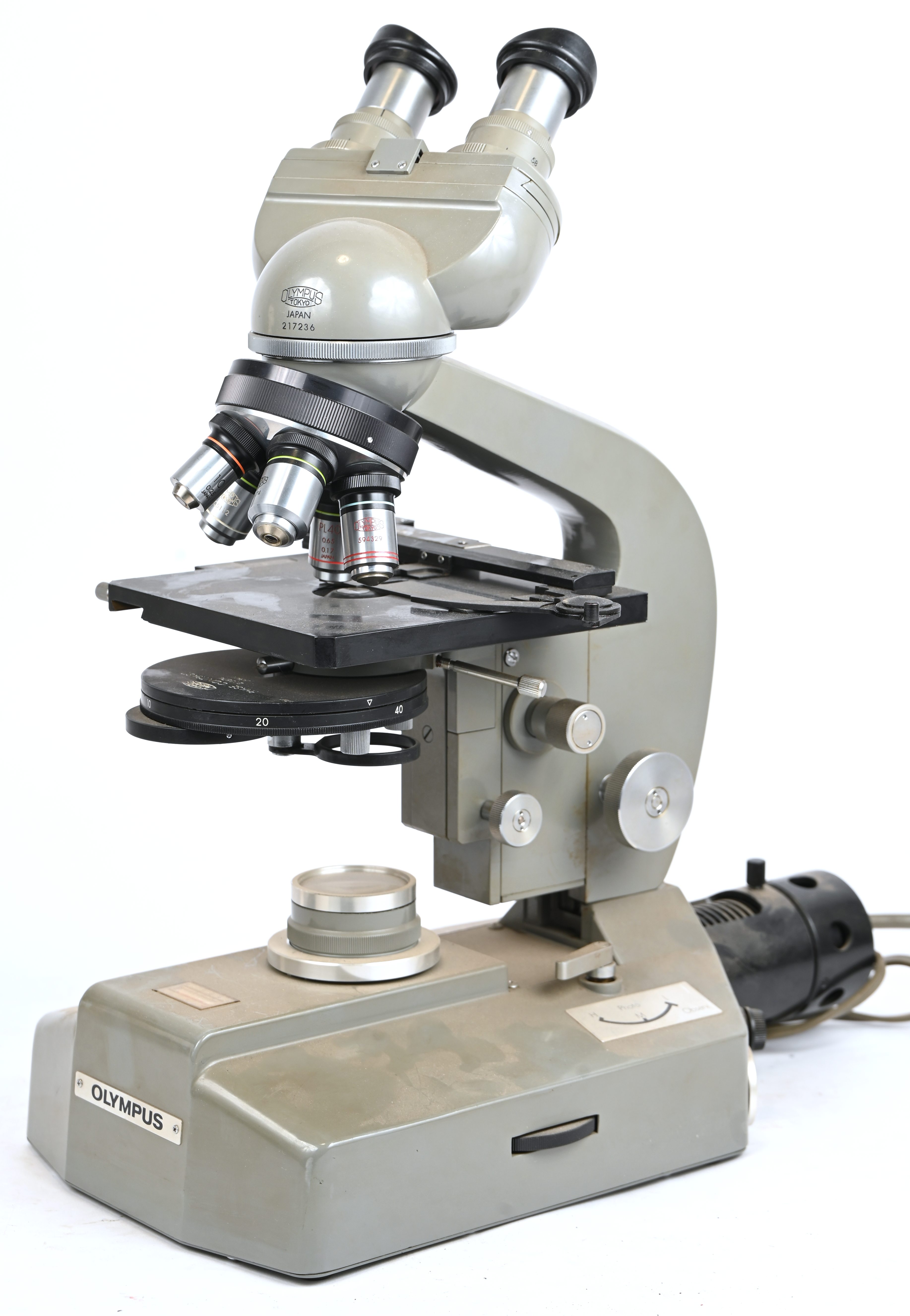 Een vintage professionele microscoop, Olympus, met toebehoren Een vintage professionele microscoop, Olympus, met toebehoren.