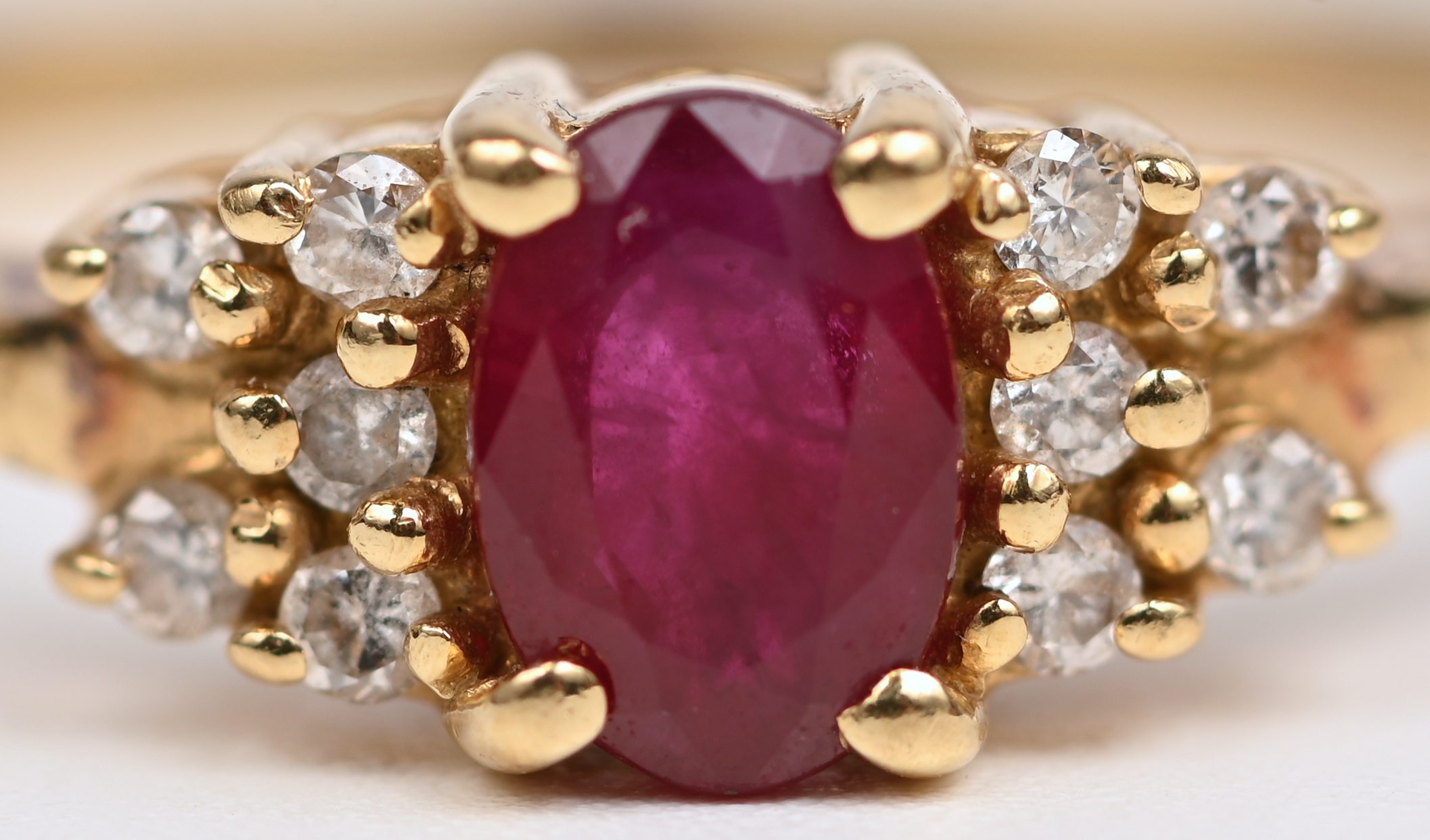 Een 18 kt geelgouden ring bezet met een centrale robijn van +- 0,35 ct. en 10 kleine briljantjes. Met certificaat Een 18 kt geelgouden ring bezet met een centrale robijn van +- 0,35 ct. en 10 kleine briljantjes. Met certificaat.