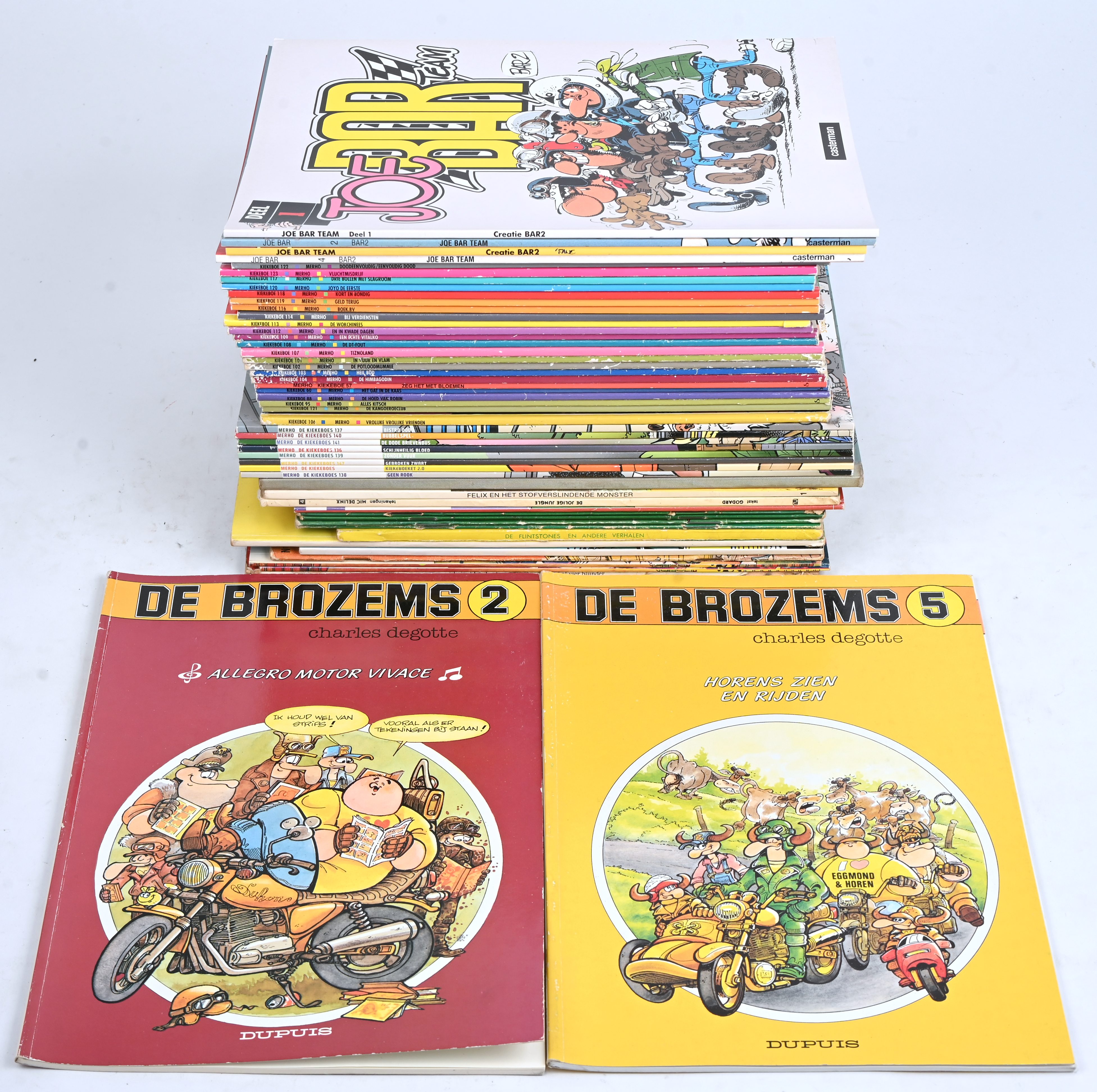 Een gevarieerd lot stripalbums met titels uit de reeksen: ‘Kiekeboe’ (32), ‘Joe Bar team’ (4), ‘De Brozems’ (2), e.a Een gevarieerd lot stripalbums met titels uit de reeksen: ‘Kiekeboe’ (32), ‘Joe Bar team’ (4), ‘De Brozems’ (2), e.a.