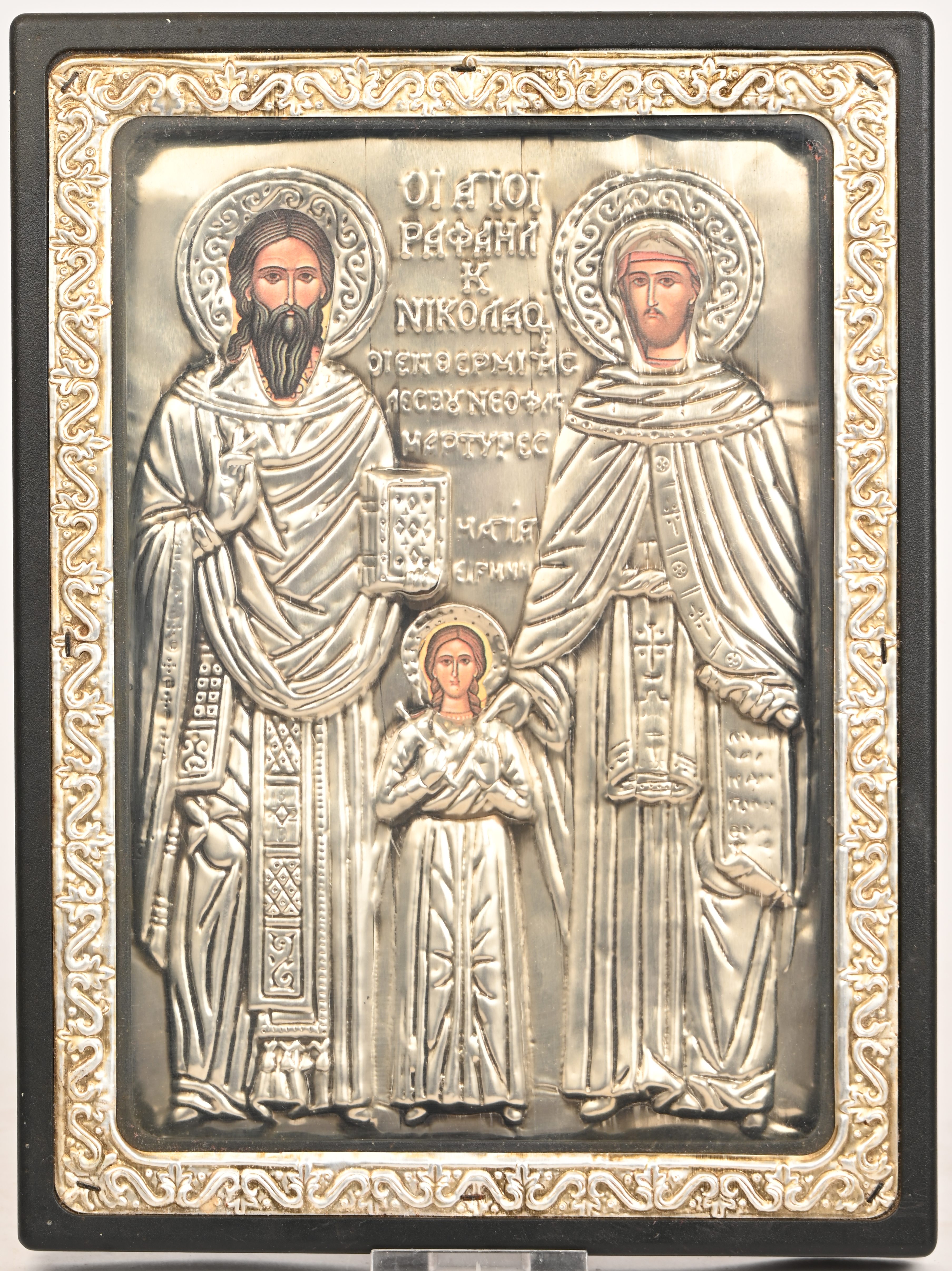 Een replica Grieks orthodox icoon met voorstelling van Raphael, Nicolaas en Irene van Lesbos Een replica Grieks orthodox icoon met voorstelling van Raphael, Nicolaas en Irene van Lesbos.