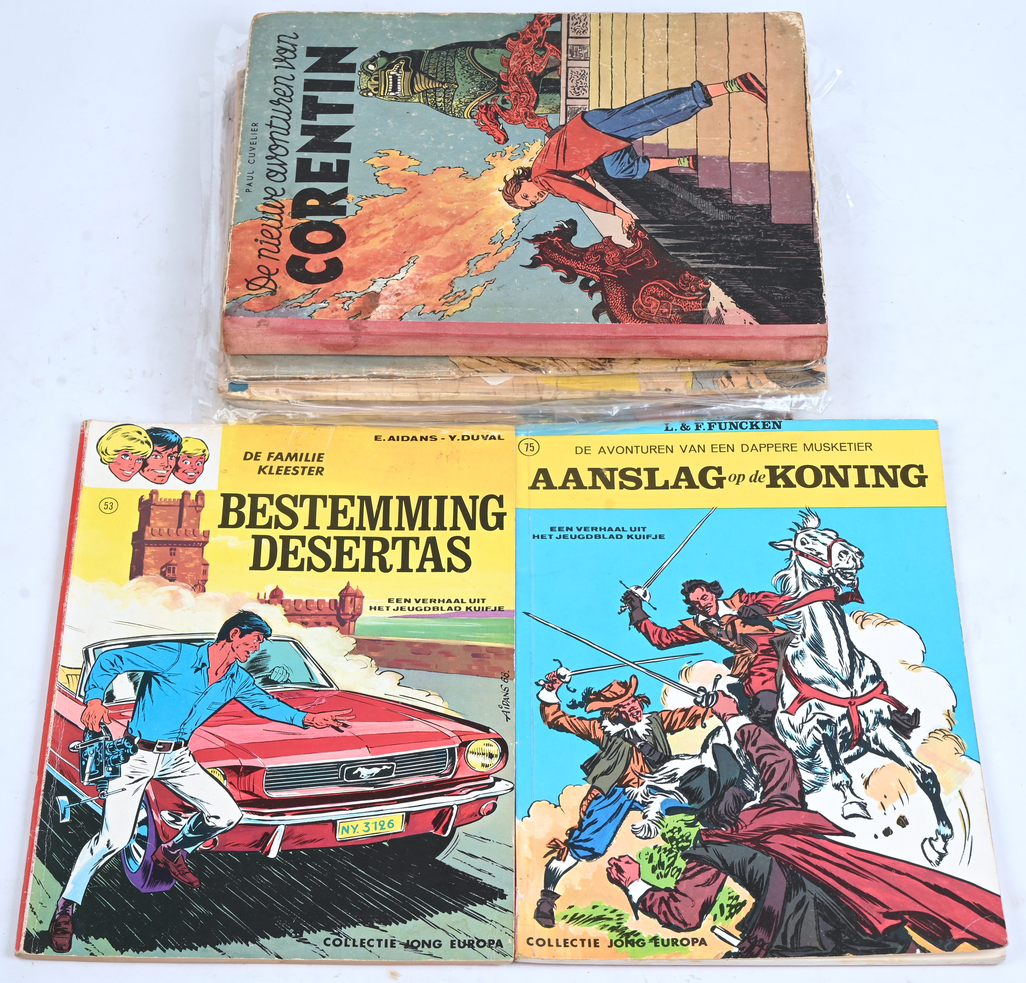 10 Albums. Jijé. Jerry Spring, indianen op het oorlogspad. Ed. Dupuis 1957. SC, goede staat. Ed. Lombard. Cuvelier, De Nieuwe Avonturen van Corentin (1952). HC, goede staat. Funcken. Aanslag op de koning (1972). In de greep van de angst (1968). Aidans. De familie Kleesters, Bestemming Desertas (19868), Visa voor 3 continenten (1966, 2 x). Diverse uitgevers. Karel Verschuere, “Klaver Vier, Gevaar rond de CO-capsule (1963). Le Rallic, “De Storm (1945), “De gouden dolk” (1948). Catalogusnummer in balpen op voorplaat bij sommigen 10 Albums. Jijé. Jerry Spring, indianen op het oorlogspad. Ed. Dupuis 1957. SC, goede staat. Ed. Lombard. Cuvelier, De Nieuwe Avonturen van Corentin (1952). HC, goede staat. Funcken. Aanslag op de koning (1972). In de greep van de angst (1968). Aidans. De familie Kleesters, Bestemming Desertas (19868), Visa voor 3 continenten (1966, 2 x). Diverse uitgevers. Karel Verschuere, “Klaver Vier, Gevaar rond de CO-capsule (1963). Le Rallic, “De Storm (1945), “De gouden dolk” (1948). Catalogusnummer in balpen op voorplaat bij sommigen.