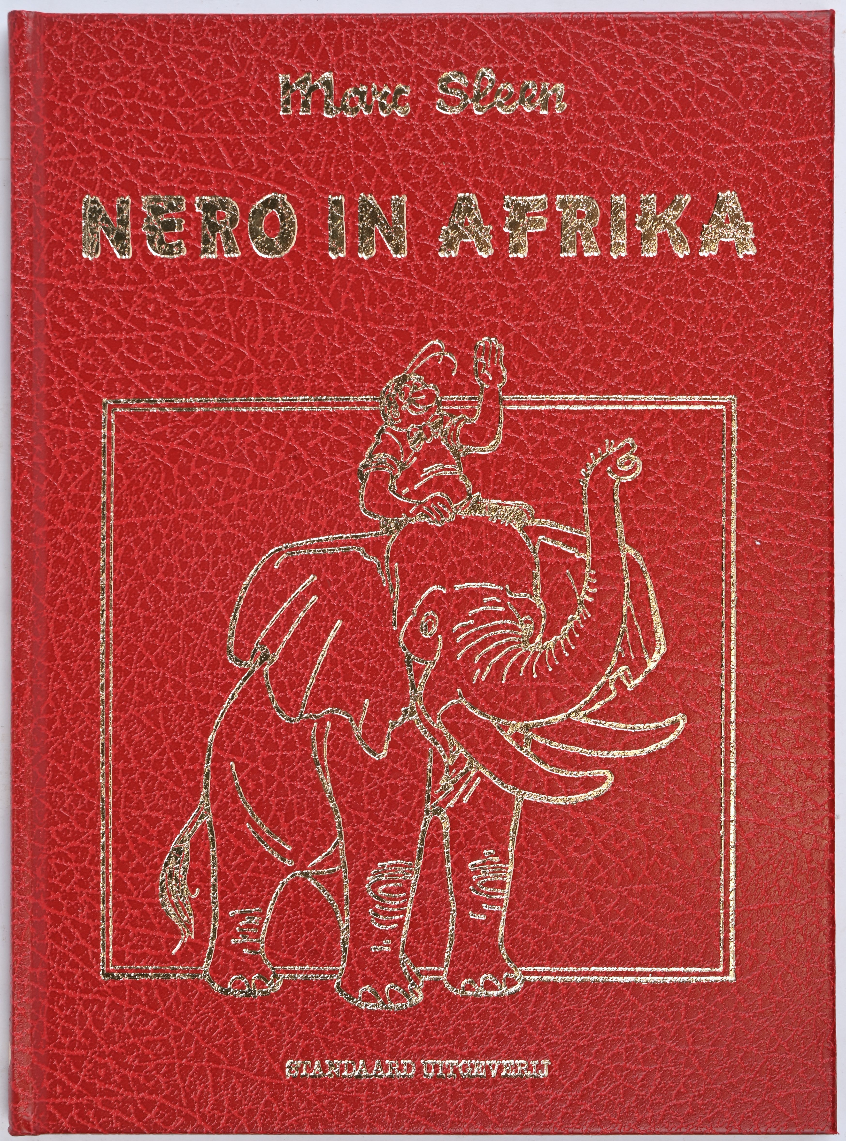 “Nero in Afrika”. Ed. Standaard. HC, rood imitatieleder. Genummerd 1/1500. Opdracht met handtekening d.d. 4/11/81 en tekening. Zeer goede staat “Nero in Afrika”. Ed. Standaard. HC, rood imitatieleder. Genummerd 1/1500. Opdracht met handtekening d.d. 4/11/81 en tekening. Zeer goede staat.