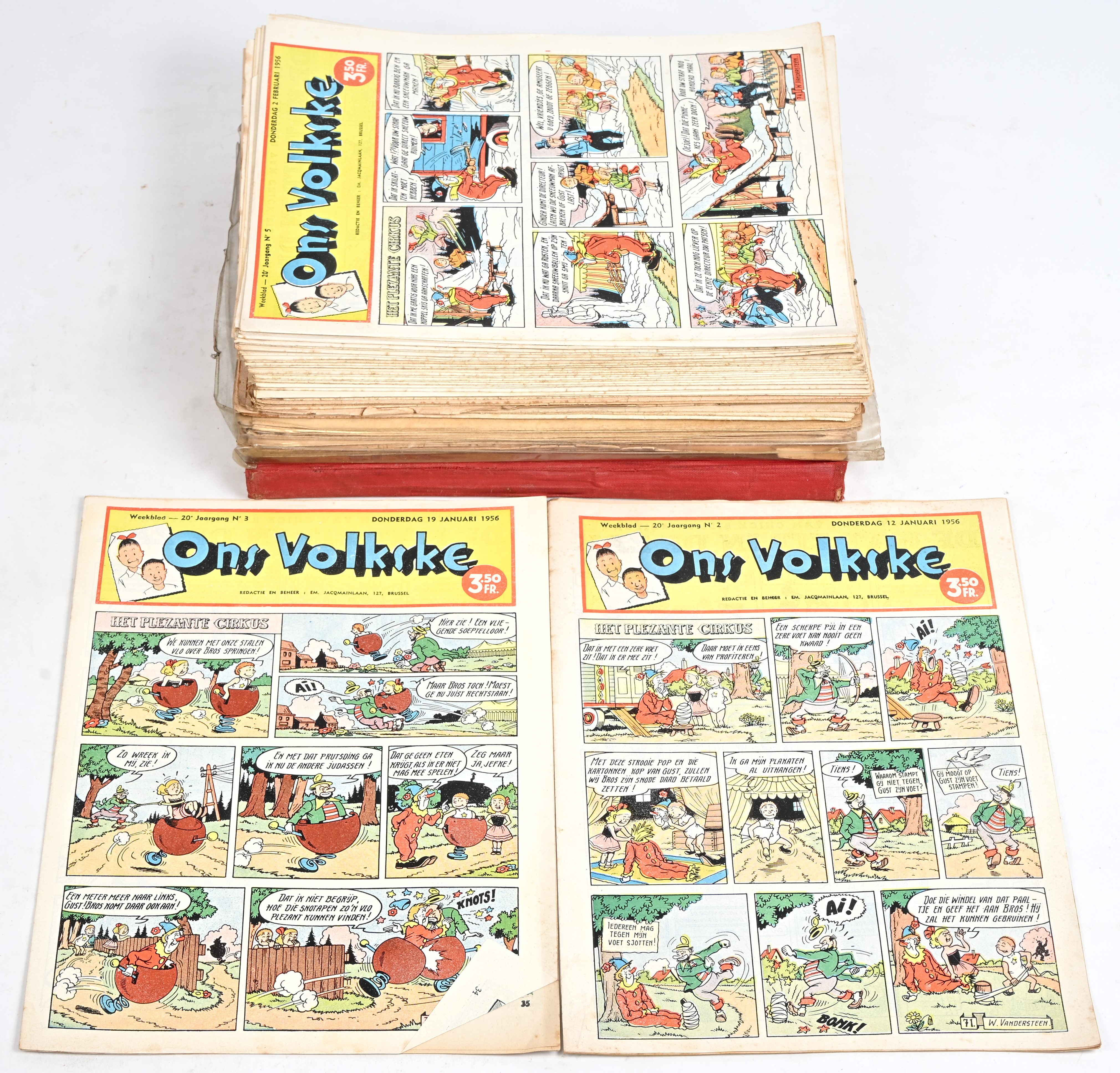 Ons Volkske. Ed. Standaard/Lombard 1956. Weekblad. Losse nummers 2, 3, 5 t.e.m. 9, 15 t.e.m. 26, 28, 30-31, 33 t.e.m. 35, 40, 42, 45-46, 50-51. Evenals 1957. Losse nummers 2, 3, 6 t.e.m. 9, 15-16, 19-20. Toegevoegd een 22 losse nummers uit 1953 en 1954, vaak in slechte staat. En Gebonden nummers 1955 (album 17, in slechte staat), HC. Doorgaans redelijke tot goede staat Ons Volkske. Ed. Standaard/Lombard 1956. Weekblad. Losse nummers 2, 3, 5 t.e.m. 9, 15 t.e.m. 26, 28, 30-31, 33 t.e.m. 35, 40, 42, 45-46, 50-51. Evenals 1957. Losse nummers 2, 3, 6 t.e.m. 9, 15-16, 19-20. Toegevoegd een 22 losse nummers uit 1953 en 1954, vaak in slechte staat. En Gebonden nummers 1955 (album 17, in slechte staat), HC. Doorgaans redelijke tot goede staat.