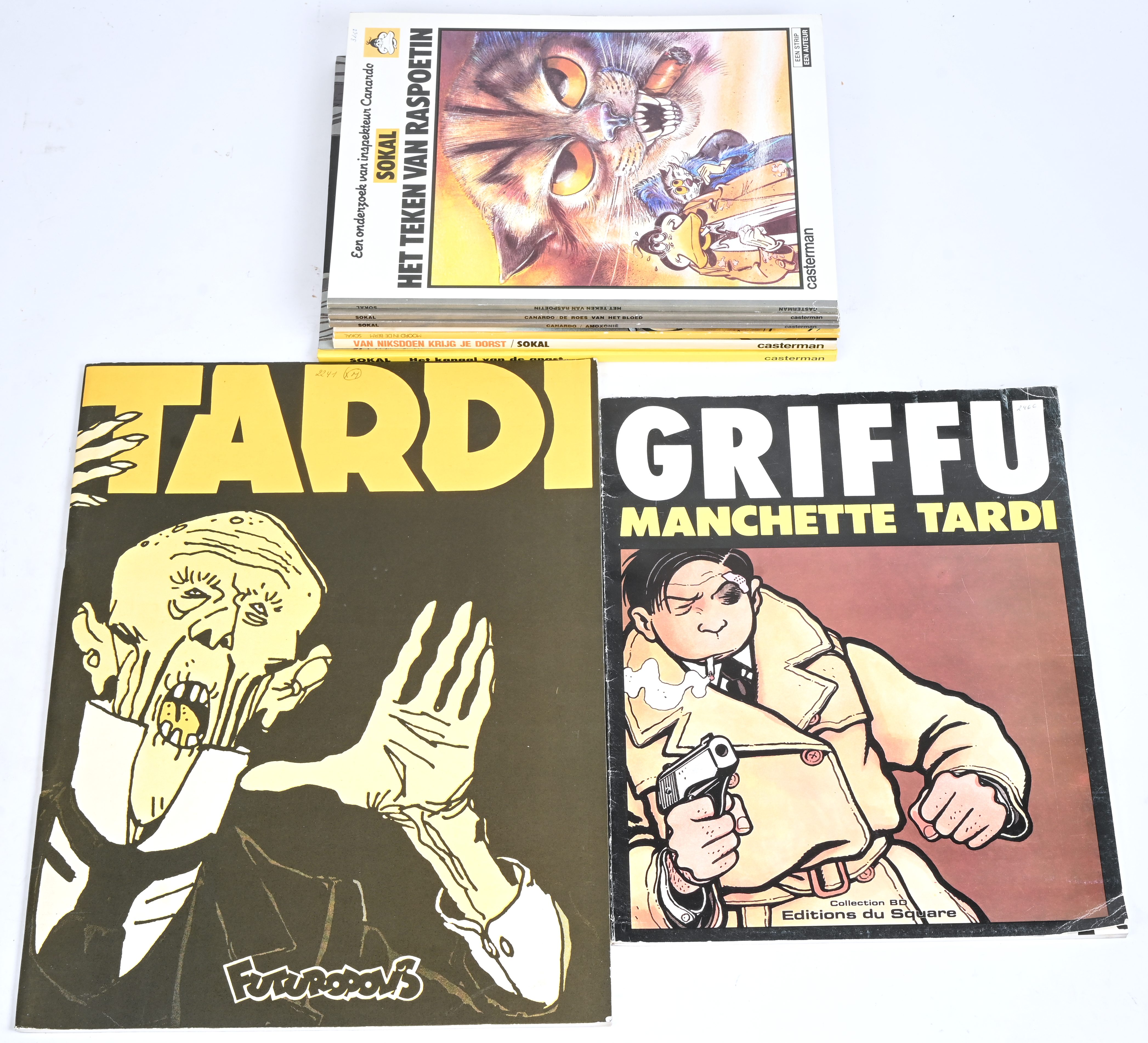 8 albums, waarvan 6 van Canardo. Ed. Casterman (1 HC). Zeer goede staat. 2 door Jacques Tardi (°1946), groot (Griffu/Manchette Tardi, Ed. du Square 1977, hoekje gekreukt, lijm van de rug komt los) en extra groot (La Véritable Histoire u Soldat Inconnu, Ed. Futuropolis 1977). SC, nummertje in balpen 8 albums, waarvan 6 van Canardo. Ed. Casterman (1 HC). Zeer goede staat. 2 door Jacques Tardi (°1946), groot (Griffu/Manchette Tardi, Ed. du Square 1977, hoekje gekreukt, lijm van de rug komt los) en extra groot (La Véritable Histoire u Soldat Inconnu, Ed. Futuropolis 1977). SC, nummertje in balpen.