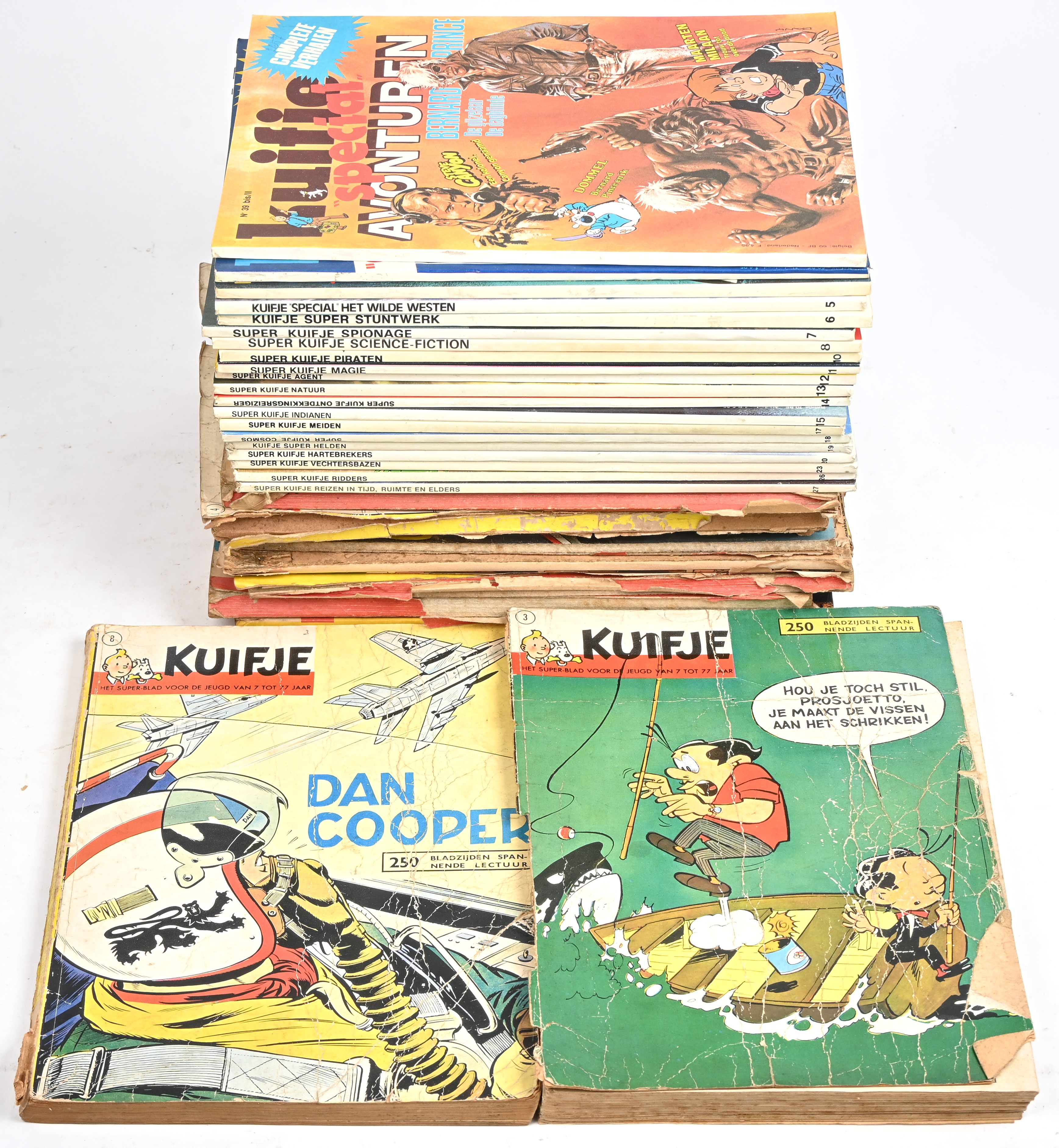 Een lot Kuifje Specials, einde jaren zeventig, 20 stuks. Nrs 5 tot 8, 10 tot 15, 17 tot 20, 23, 26, 26bis, 27, 39, 54 bis. Goede staat. Kuifje ingebonden nummers jaren zestig, nrs 3, 4, 10, 14, 16, 23, 24, 29, 45. Slechte staat en/of onvolledig Een lot Kuifje Specials, einde jaren zeventig, 20 stuks. Nrs 5 tot 8, 10 tot 15, 17 tot 20, 23, 26, 26bis, 27, 39, 54 bis. Goede staat. Kuifje ingebonden nummers jaren zestig, nrs 3, 4, 10, 14, 16, 23, 24, 29, 45. Slechte staat en/of onvolledig.