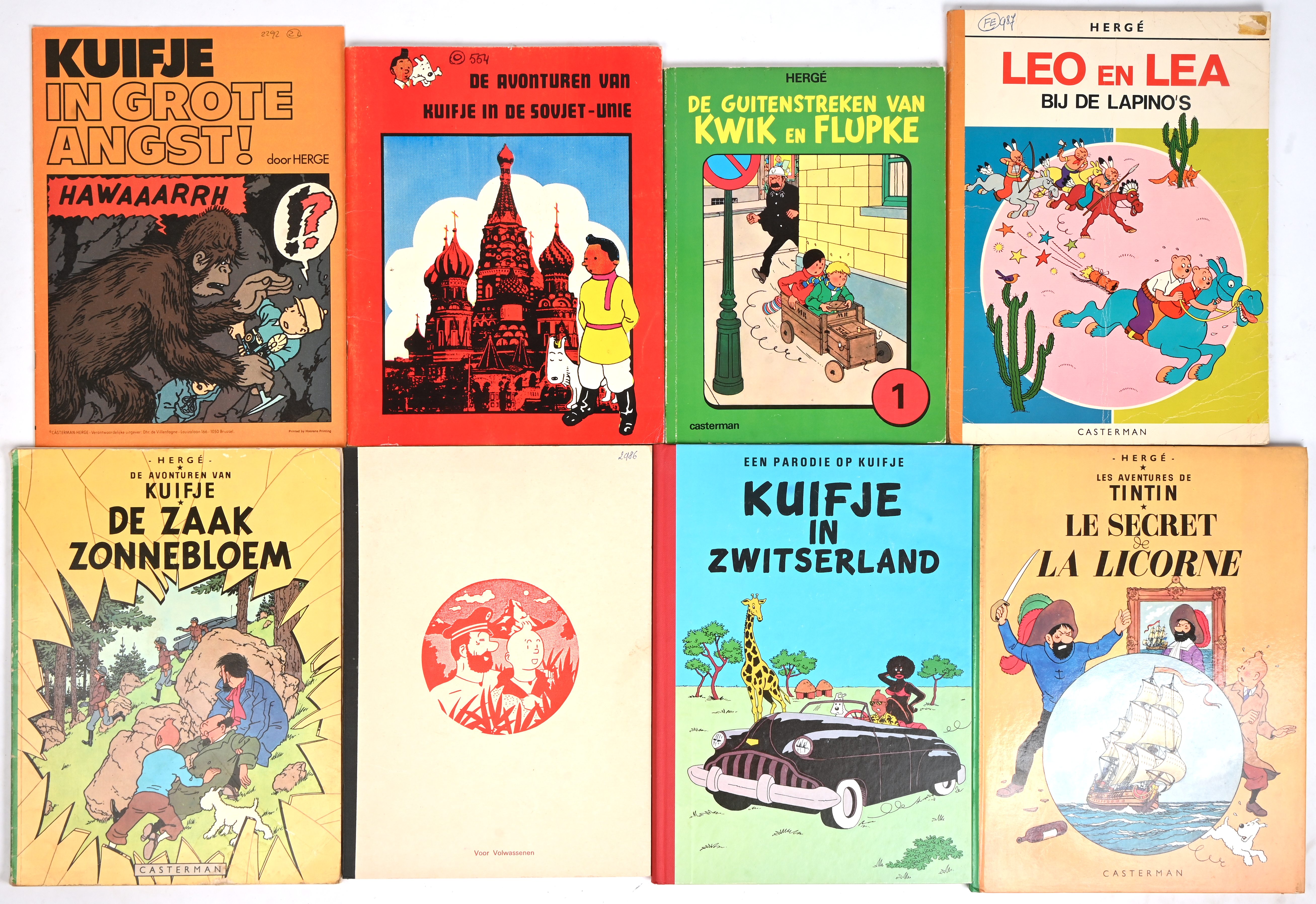 Een lot van 8 albums m.b.t. Hergé. Ed. Casterman e.a. Kwik en Flupke 1 (1975), Kuifje (enkele heruitgaven en persiflages), Leo en Lea bij de Lapino’s (1969). Nummers in balpen op voorplaat Een lot van 8 albums m.b.t. Hergé. Ed. Casterman e.a. Kwik en Flupke 1 (1975), Kuifje (enkele heruitgaven en persiflages), Leo en Lea bij de Lapino’s (1969). Nummers in balpen op voorplaat.