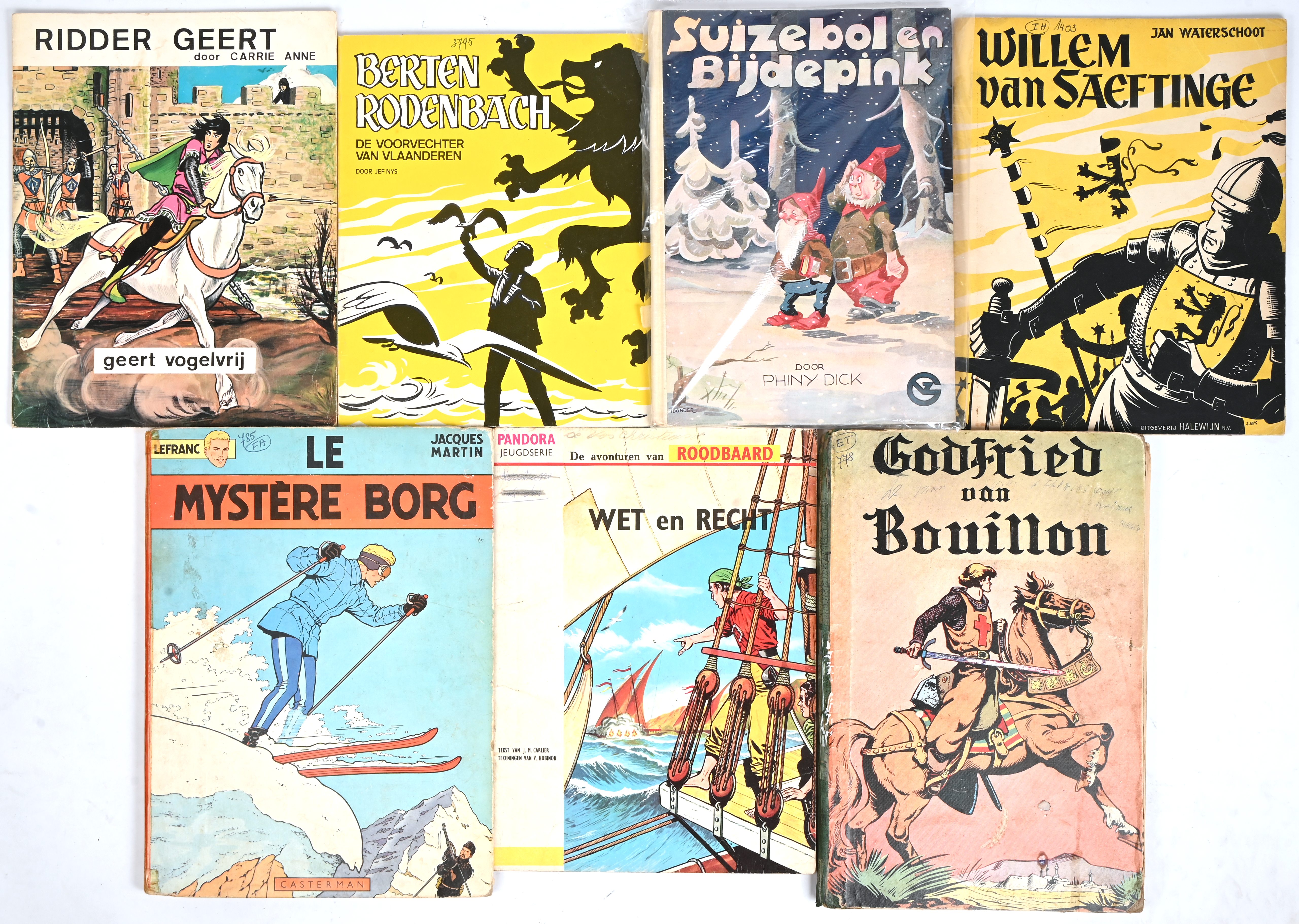 Een lot van 7 albums. O.a. Sirius. “Godfried van Bouillon”. Ed. Dupuis 1950 (HC, slechte staat). Hubinon & Charlier, “Roodbaard, Wet en Recht”. Ed. Pandora 1961. Martin. “Lefranc, Le Mystère Borg”. Ed. Casterman 1965 (HC, redelijke staat). En andere. Nummers in balpen op voorplaat Een lot van 7 albums. O.a. Sirius. “Godfried van Bouillon”. Ed. Dupuis 1950 (HC, slechte staat). Hubinon & Charlier, “Roodbaard, Wet en Recht”. Ed. Pandora 1961. Martin. “Lefranc, Le Mystère Borg”. Ed. Casterman 1965 (HC, redelijke staat). En andere. Nummers in balpen op voorplaat.
