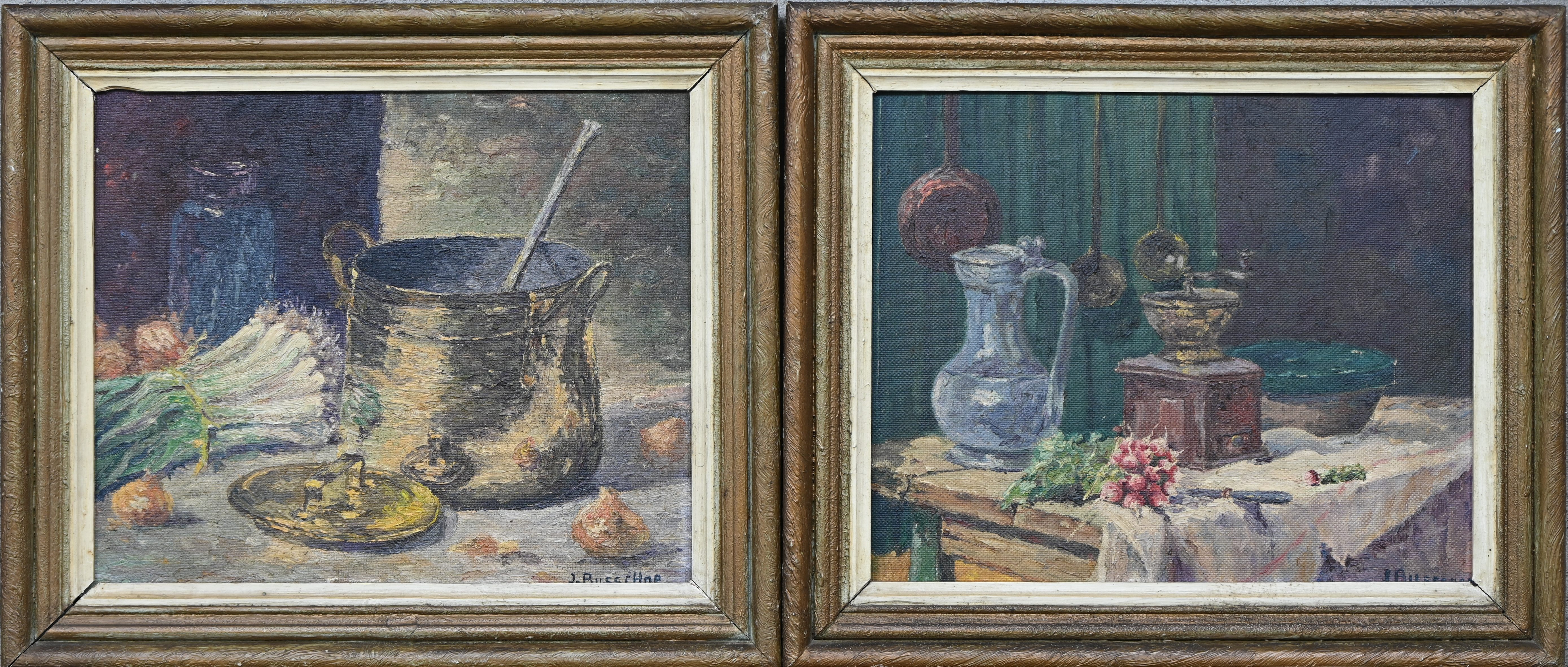 ‘Stillevens met groenten en keukengerei’, twee olieverfschilderijen op paneel. Gesigneerd ‘Stillevens met groenten en keukengerei’, twee olieverfschilderijen op paneel. Gesigneerd.