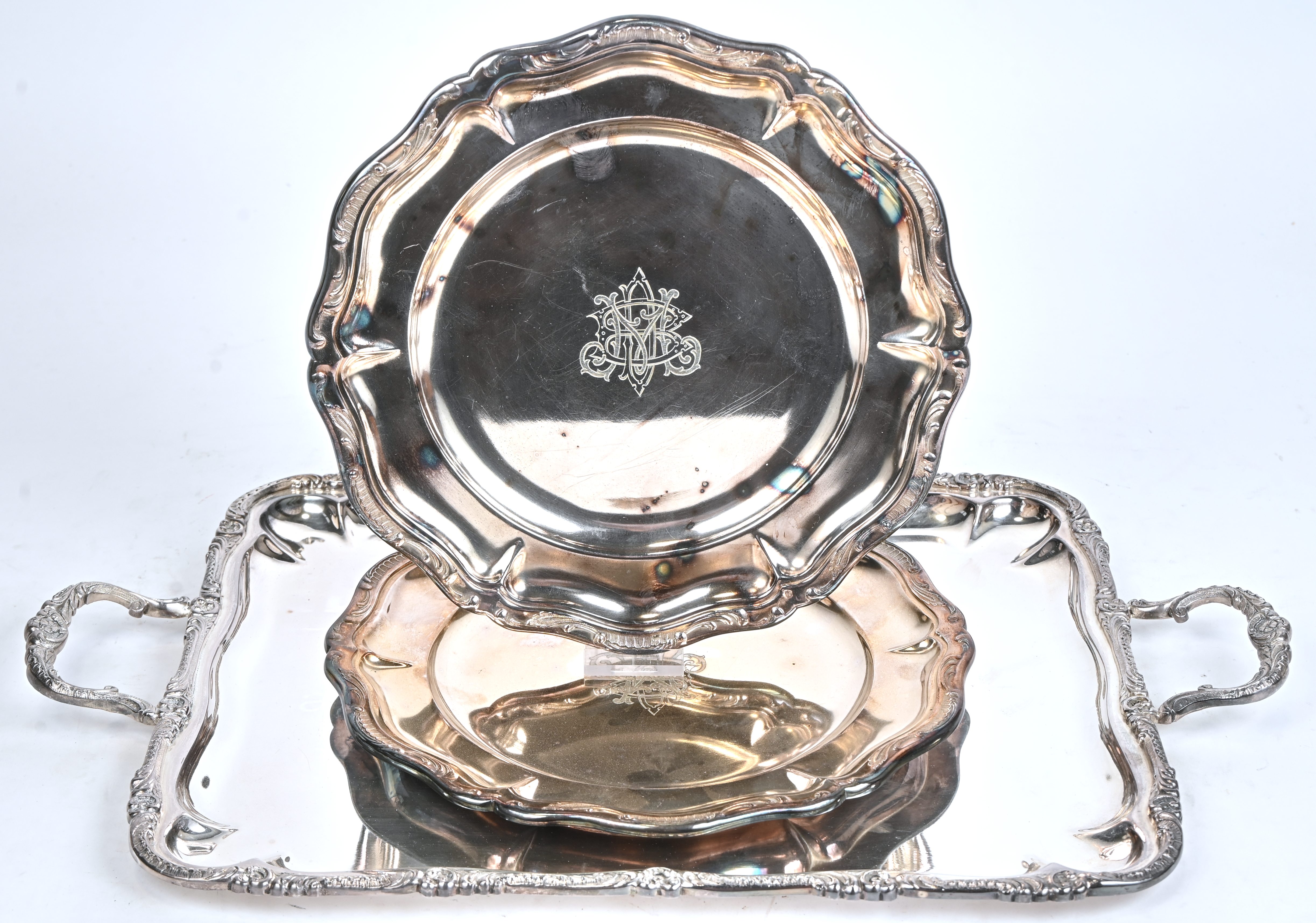 Een dienblad en 2 borden met monogram uit verzilverd metaal, gemerkt Wiskemann Een dienblad en 2 borden met monogram uit verzilverd metaal, gemerkt Wiskemann.