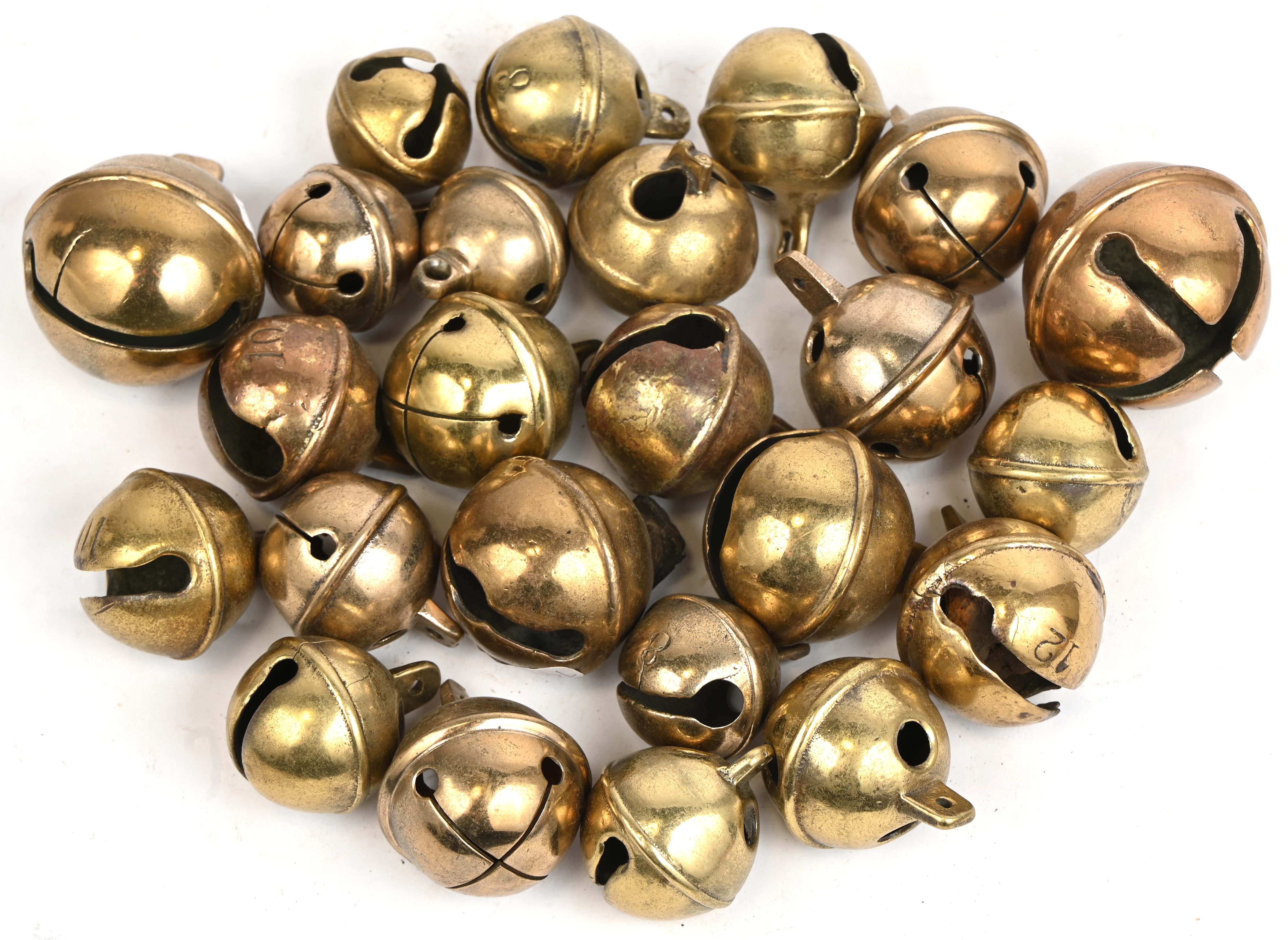 Een lot van 24 koperen belletjes, verschillende formaten waaronder sommige genummerd Een lot van 24 koperen belletjes, verschillende formaten waaronder sommige genummerd.