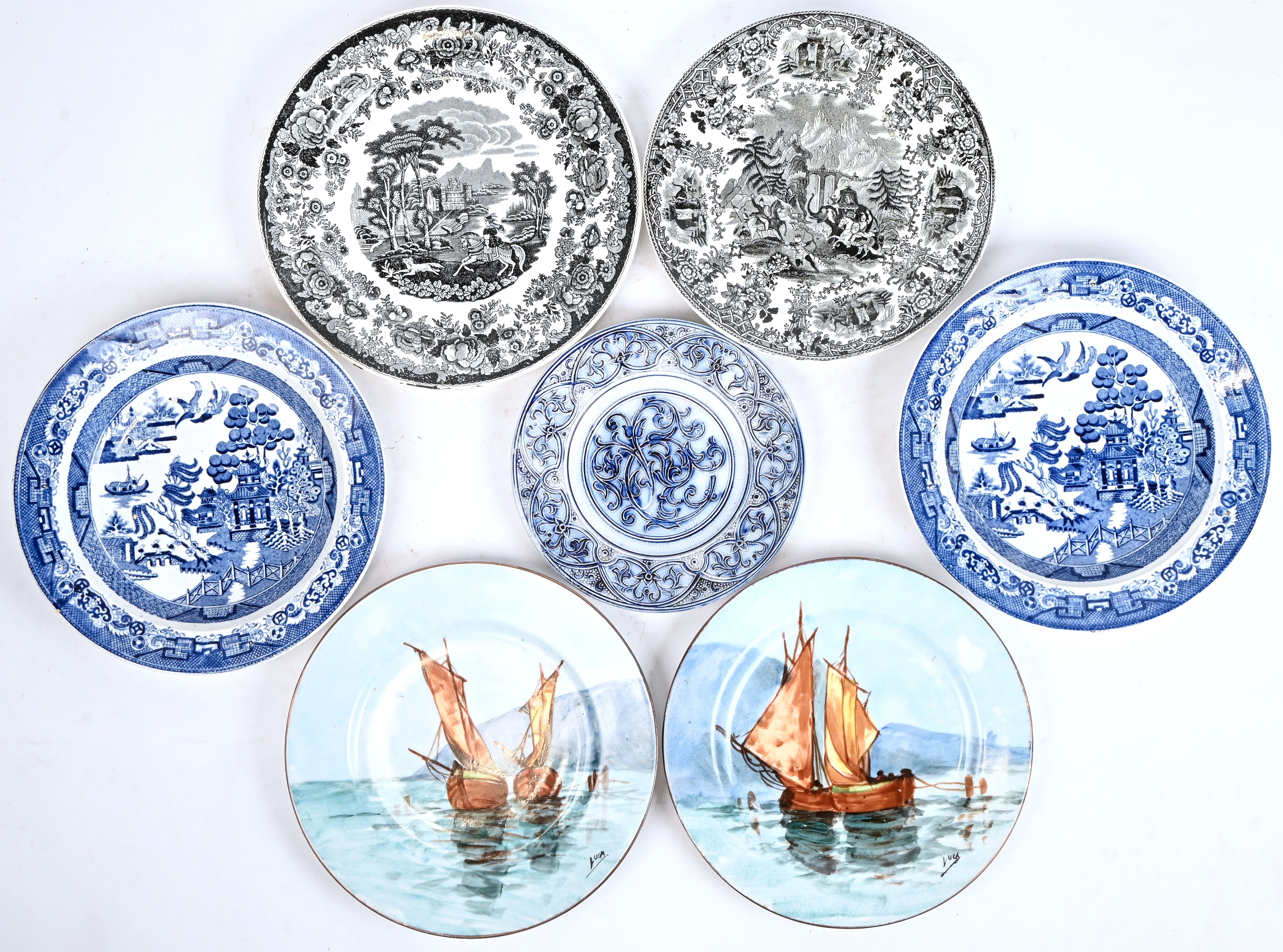 Een lot van 7 oude borden waaronder gemerkt Limoges, Petrus Regout, Maestricht Een lot van 7 oude borden waaronder gemerkt Limoges, Petrus Regout, Maestricht.