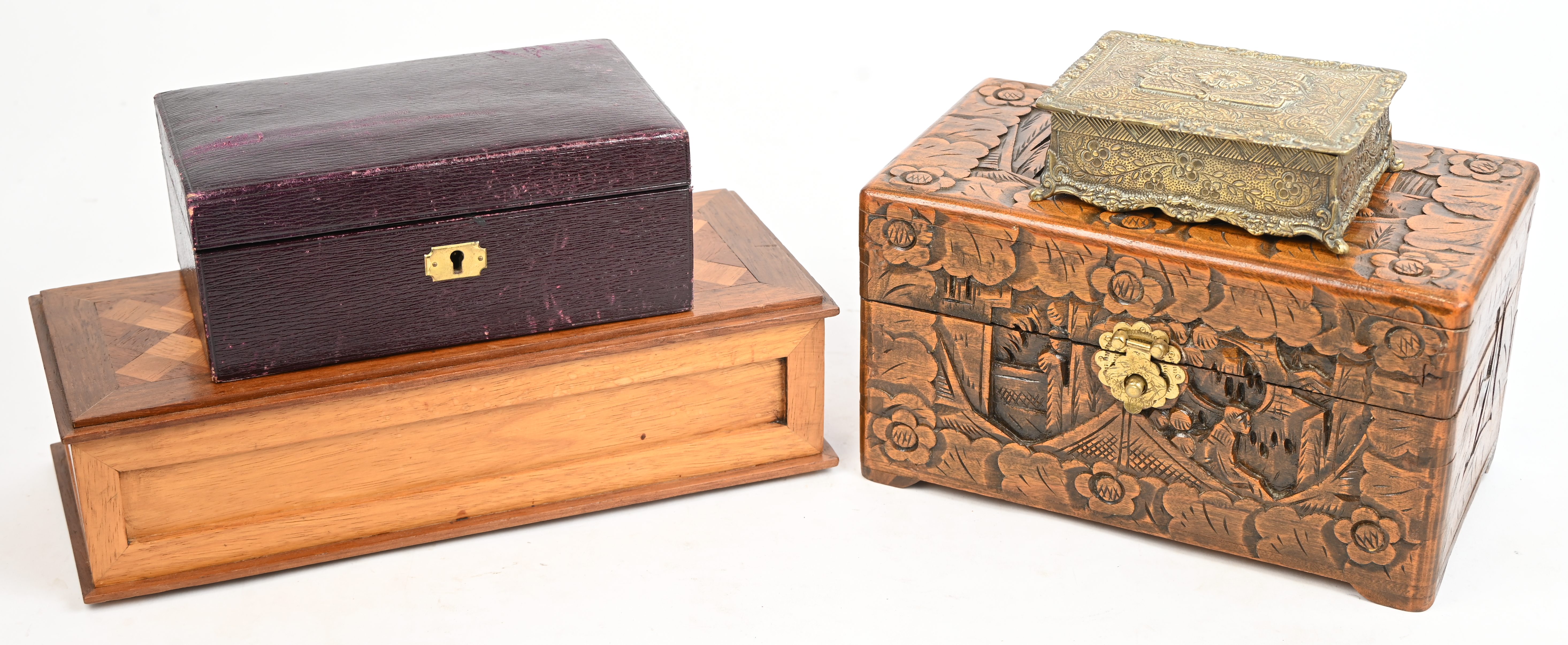 Een lot van 4 kistjes waarvan 3 juwelenkistjes. 2 houten, een koperen en één in paars kunstleder Een lot van 4 kistjes waarvan 3 juwelenkistjes. 2 houten, een koperen en één in paars kunstleder.