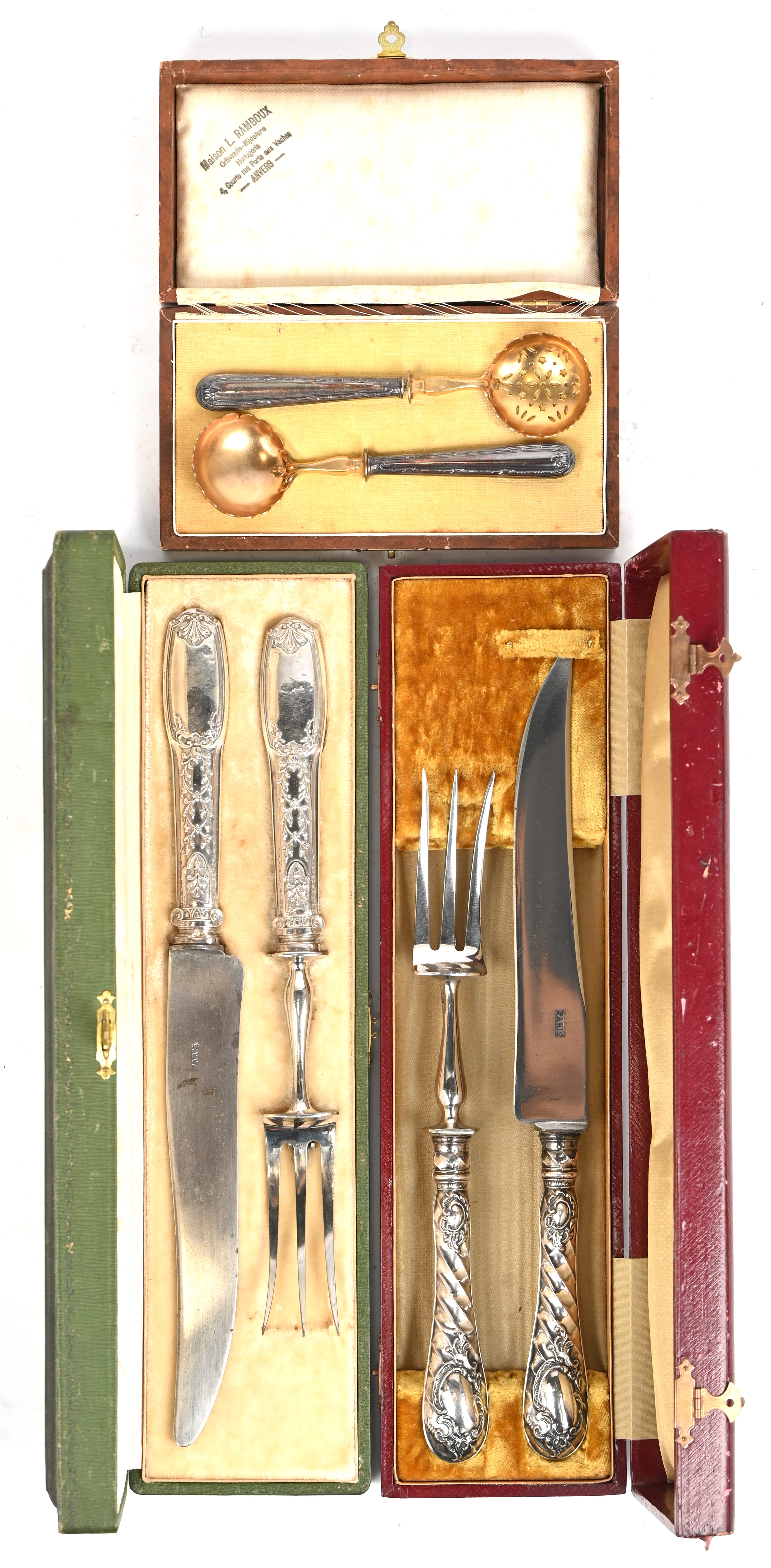 Drie sets serveerbestek met zilveren handvatten. Elks met bijhorende cassette Drie sets serveerbestek met zilveren handvatten. Elks met bijhorende cassette.