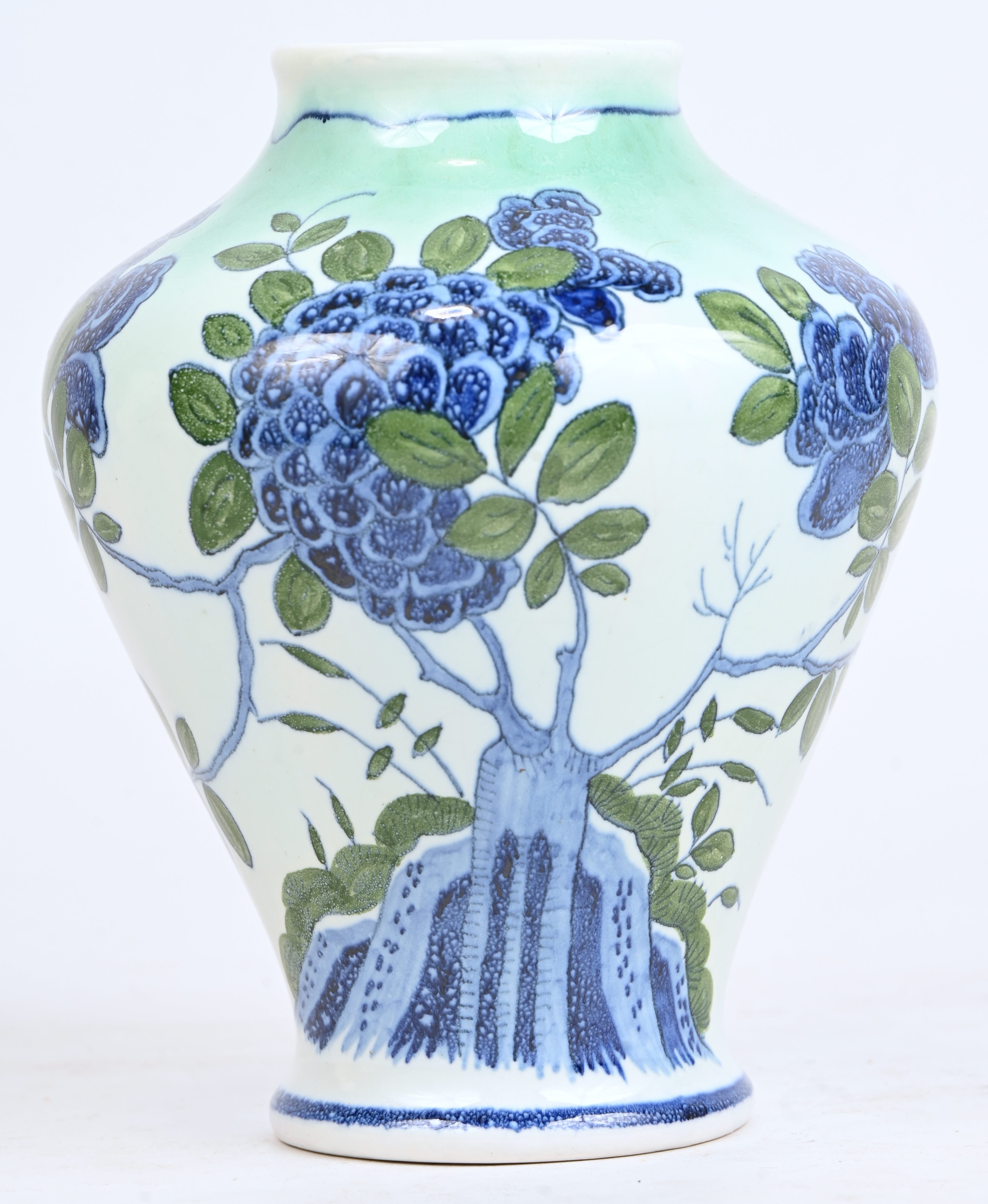 Een vintage vaas met een decor van bloemen. Gemerkt Boch, 649 483 D Een vintage vaas met een decor van bloemen. Gemerkt Boch, 649 483 D.