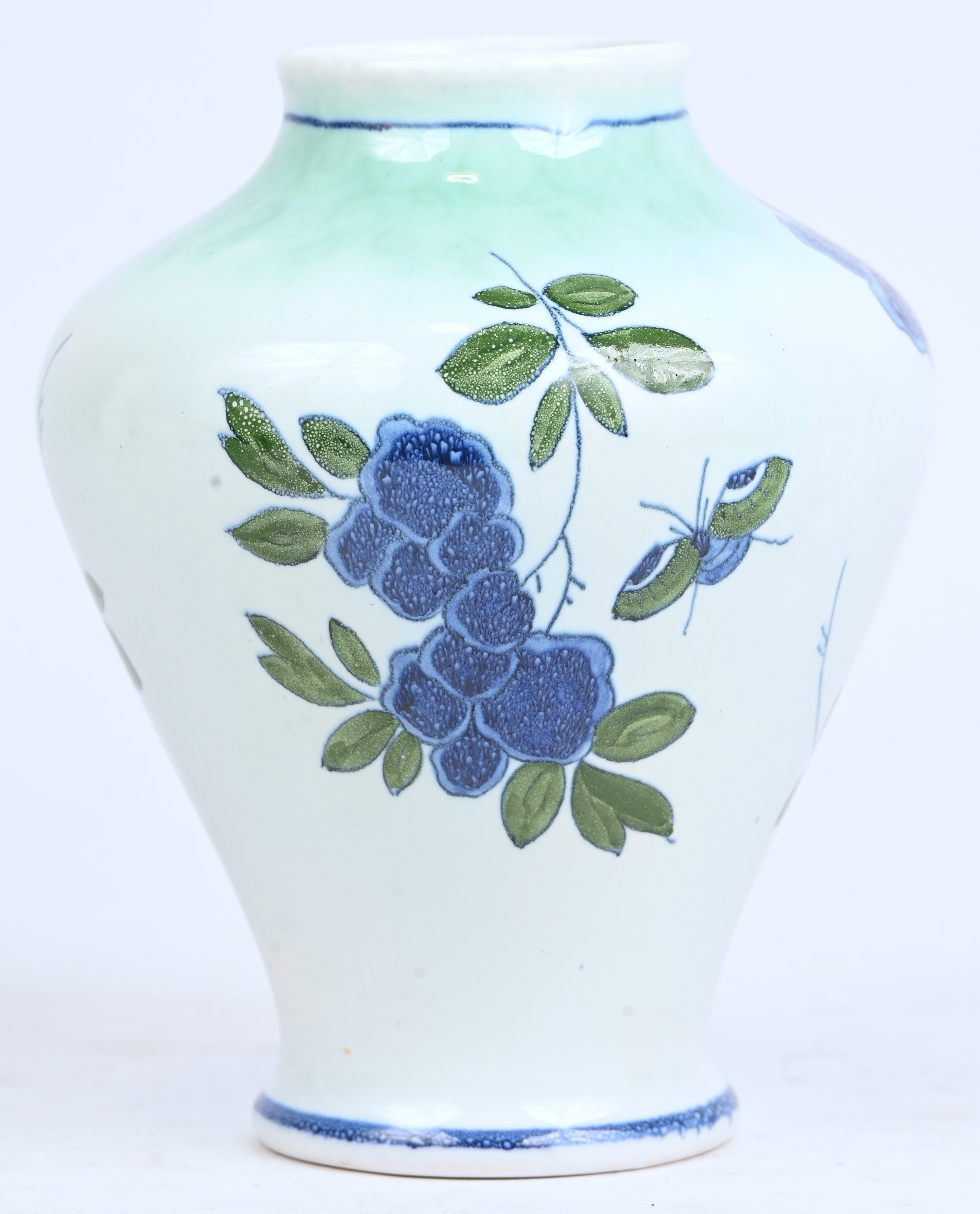 Een vintage vaas met een decor van bloemen. Gemerkt Boch, 649 483 D Een vintage vaas met een decor van bloemen. Gemerkt Boch, 649 483 D.