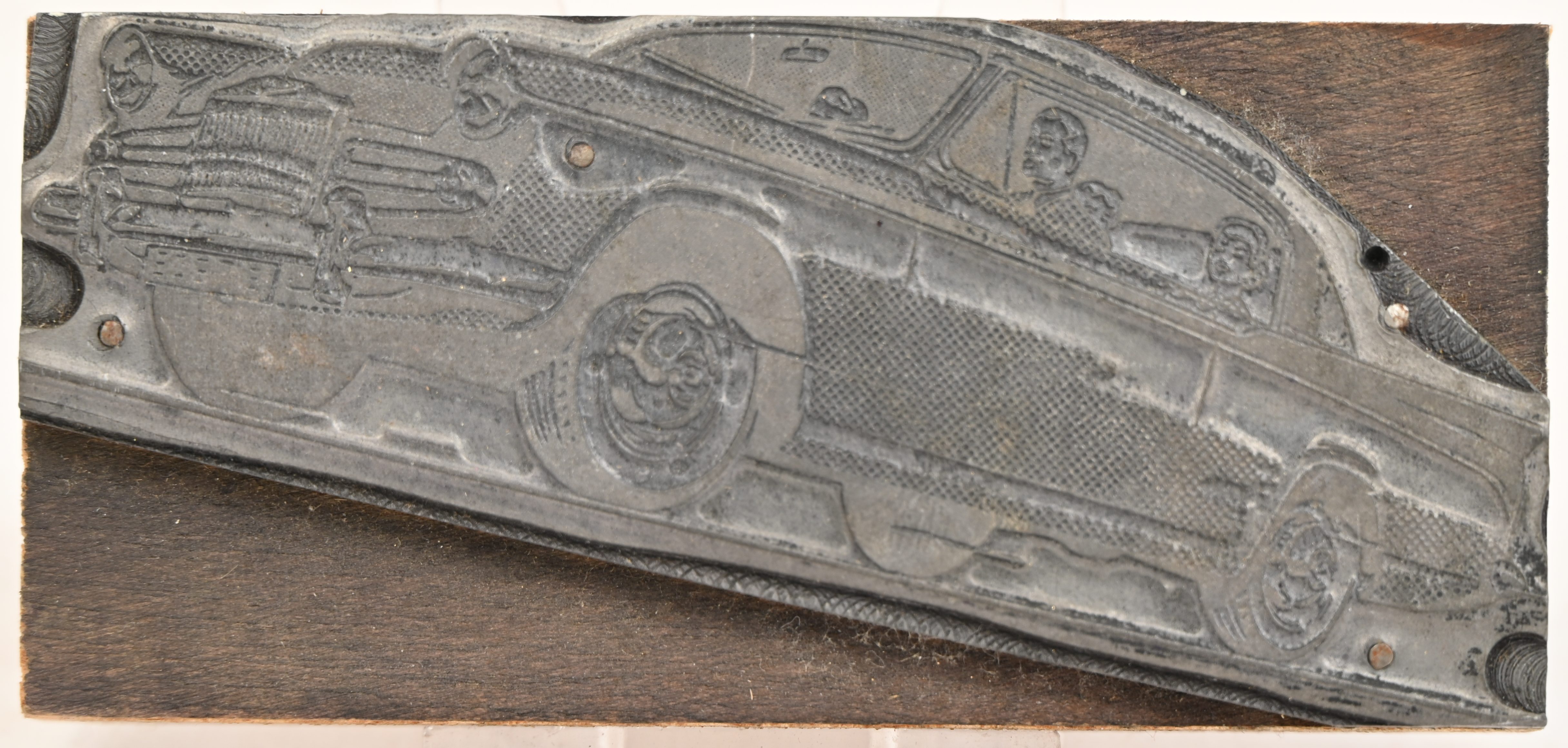 Een hoogdrukblok/stempel met de afbeelding van een Amerikaanse wagen uit de jaren 50 Een hoogdrukblok/stempel met de afbeelding van een Amerikaanse wagen uit de jaren 50.