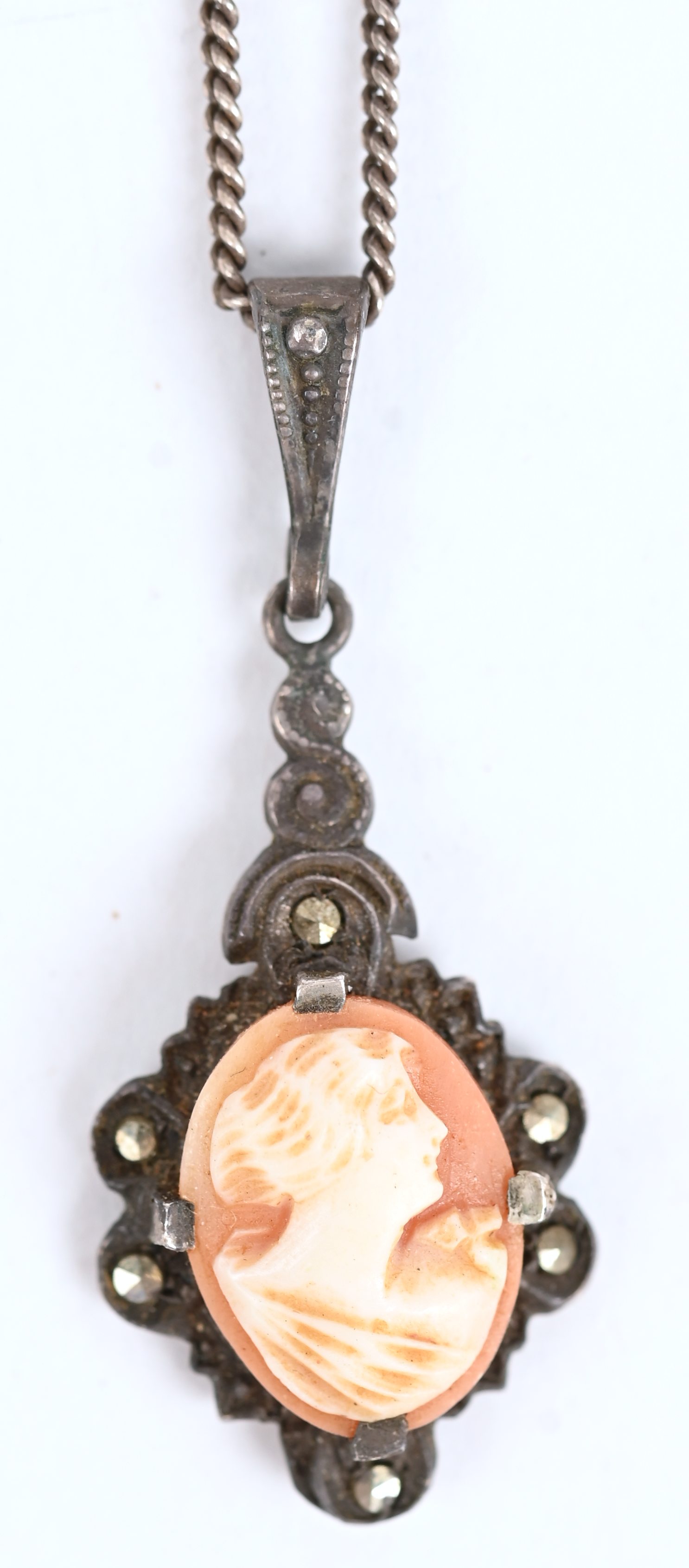 Een zilveren halsketting met een camée hangertje. 4.6 gram Een zilveren halsketting met een camée hangertje. 4.6 gram.
