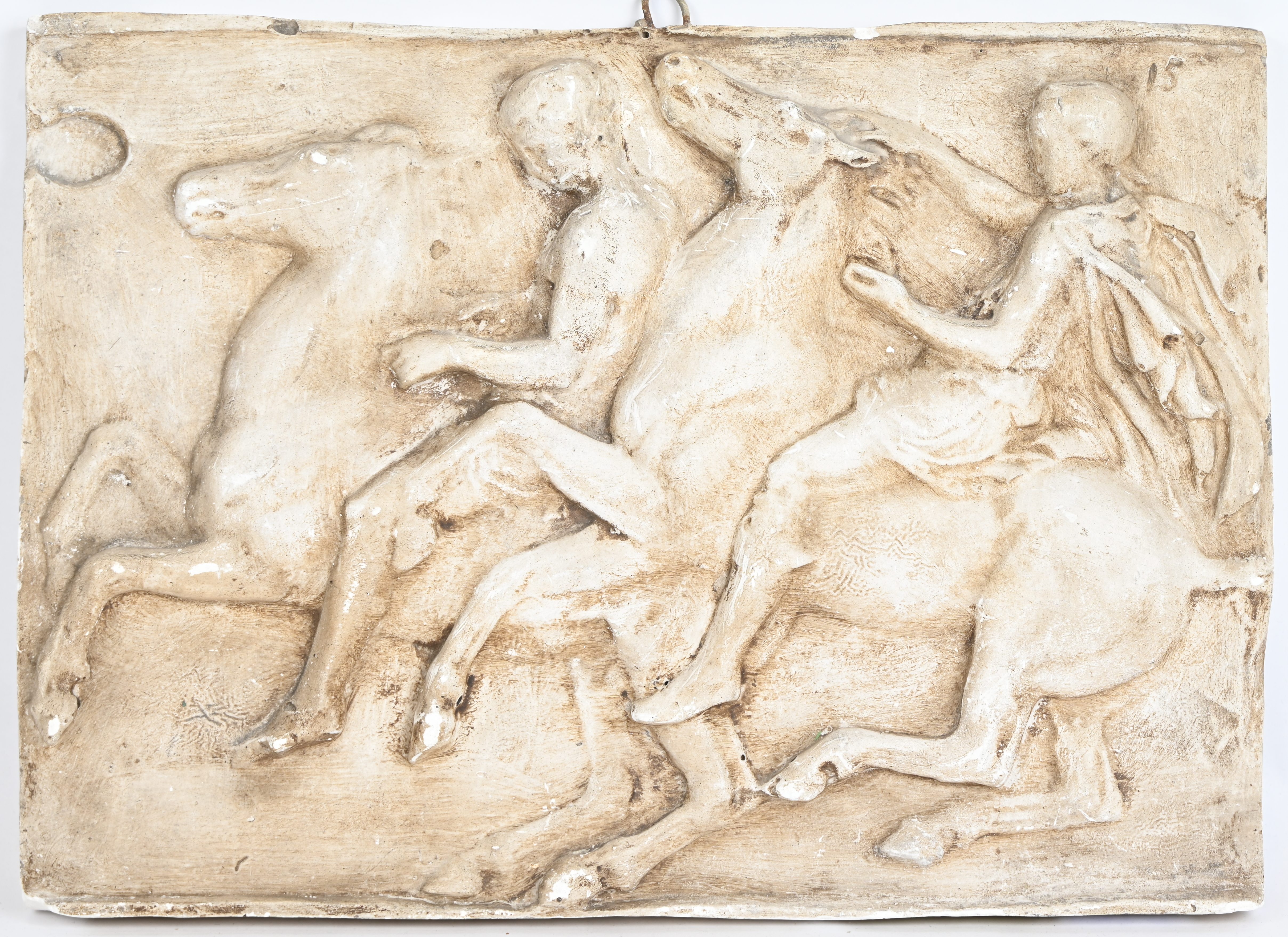 Een plaasteren bas-reliëf, naar de oudheid Een plaasteren bas-reliëf, naar de oudheid.