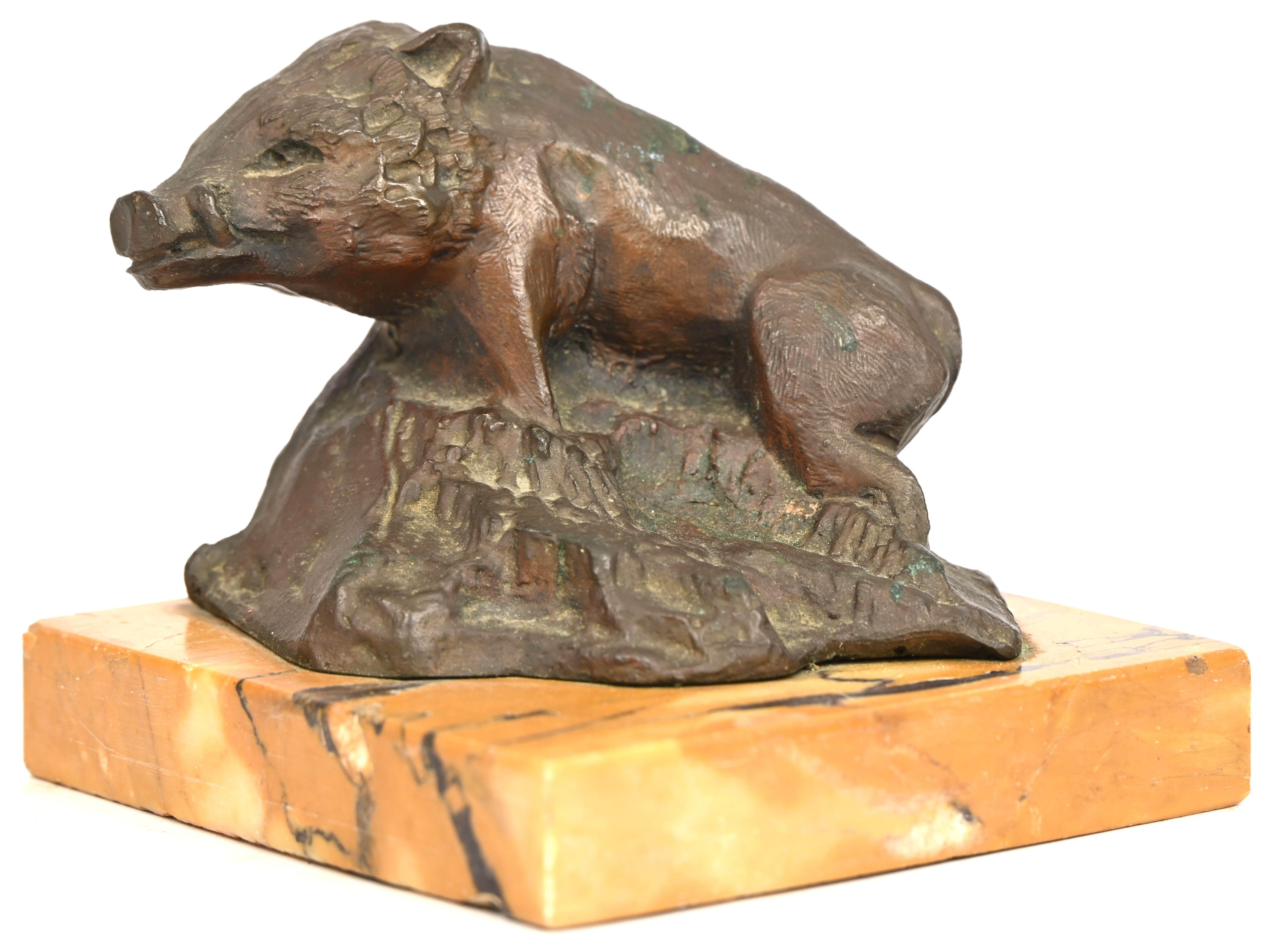 Een bronzen everzwijn op marmeren voetstuk, draagt handtekening Een bronzen everzwijn op marmeren voetstuk, draagt handtekening.