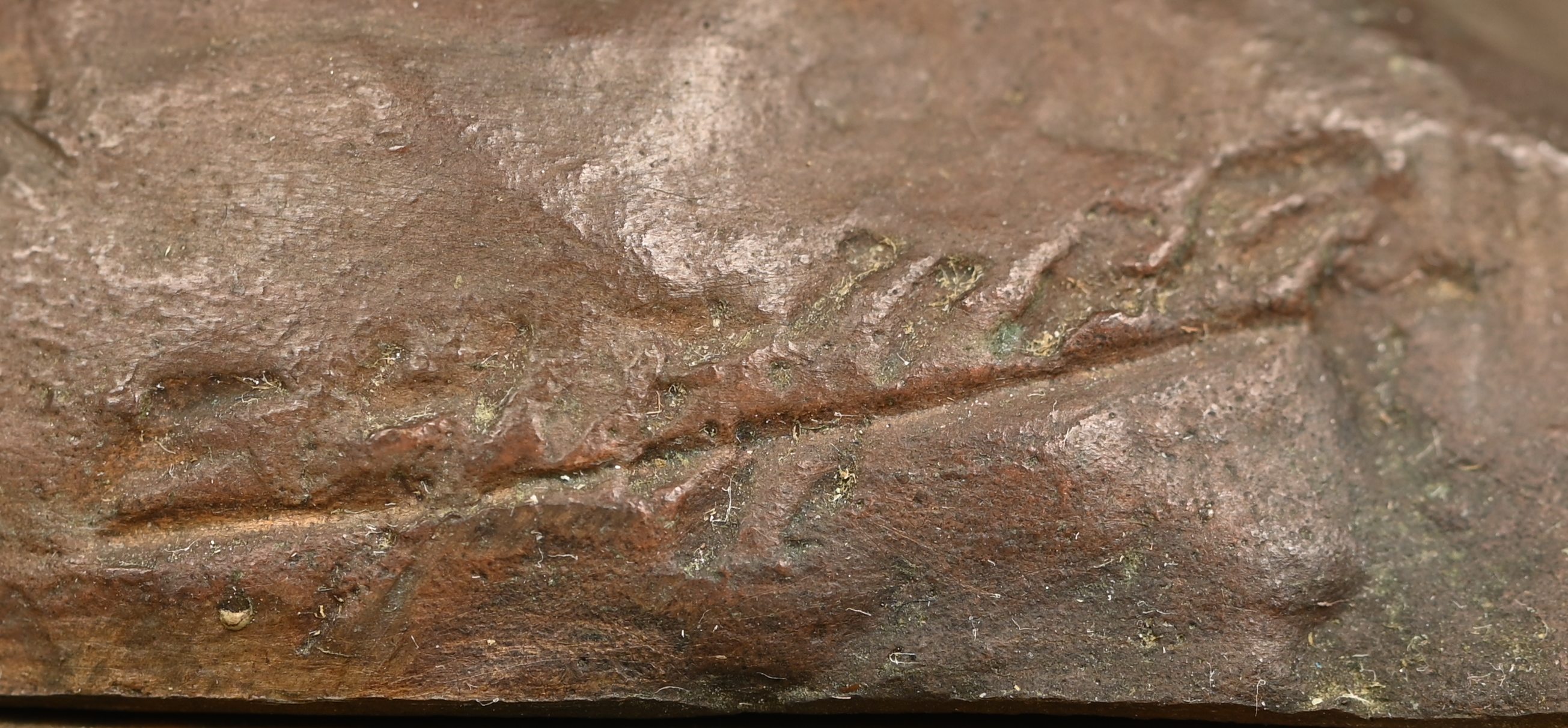 Een bronzen everzwijn op marmeren voetstuk, draagt handtekening Een bronzen everzwijn op marmeren voetstuk, draagt handtekening.