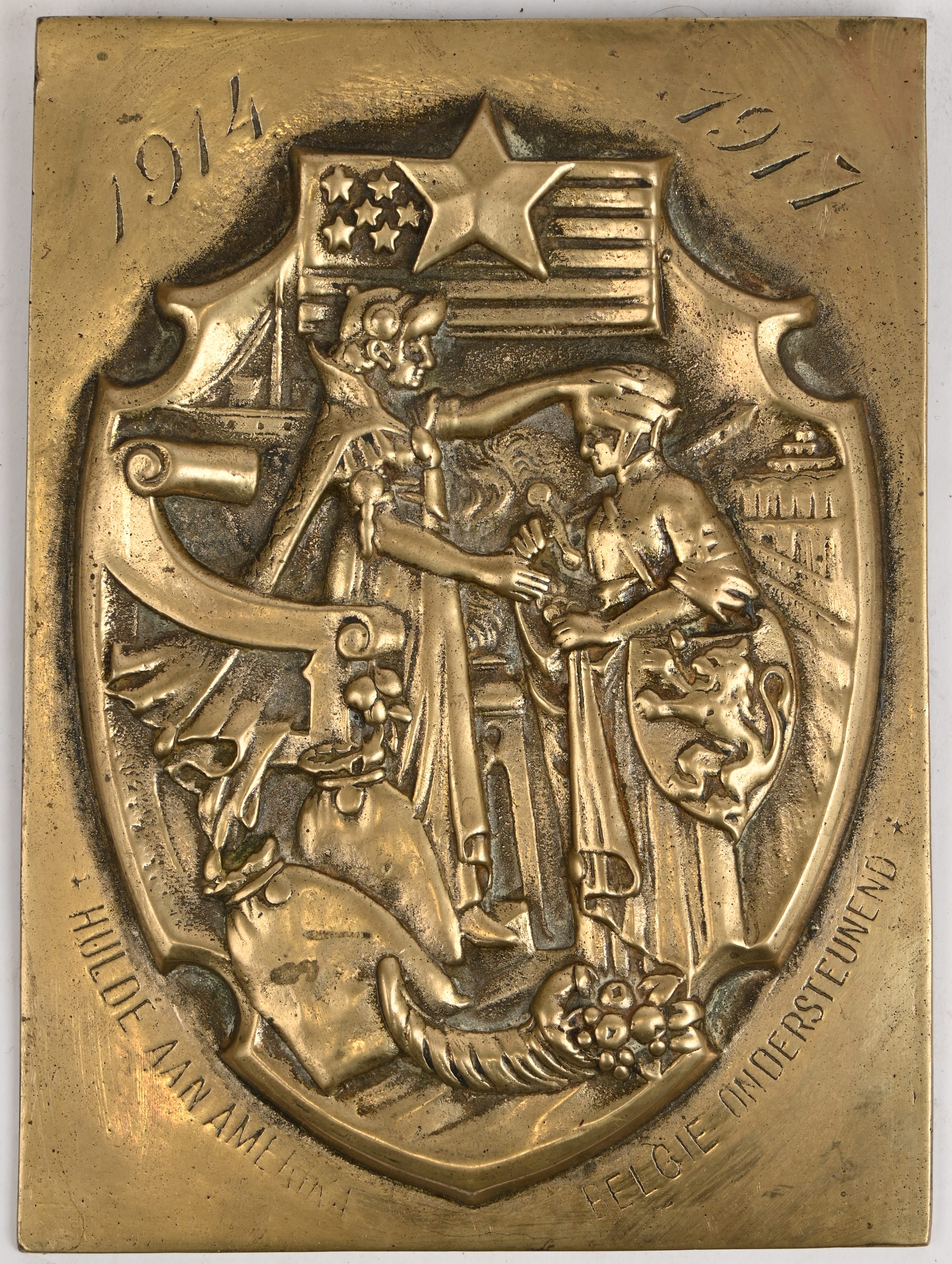 Een bronzen herdenkingsplaquette met opschrift 1914 - 1917, Hulde aan Amerika - België ondersteunend Een bronzen herdenkingsplaquette met opschrift 1914 - 1917, Hulde aan Amerika - België ondersteunend.