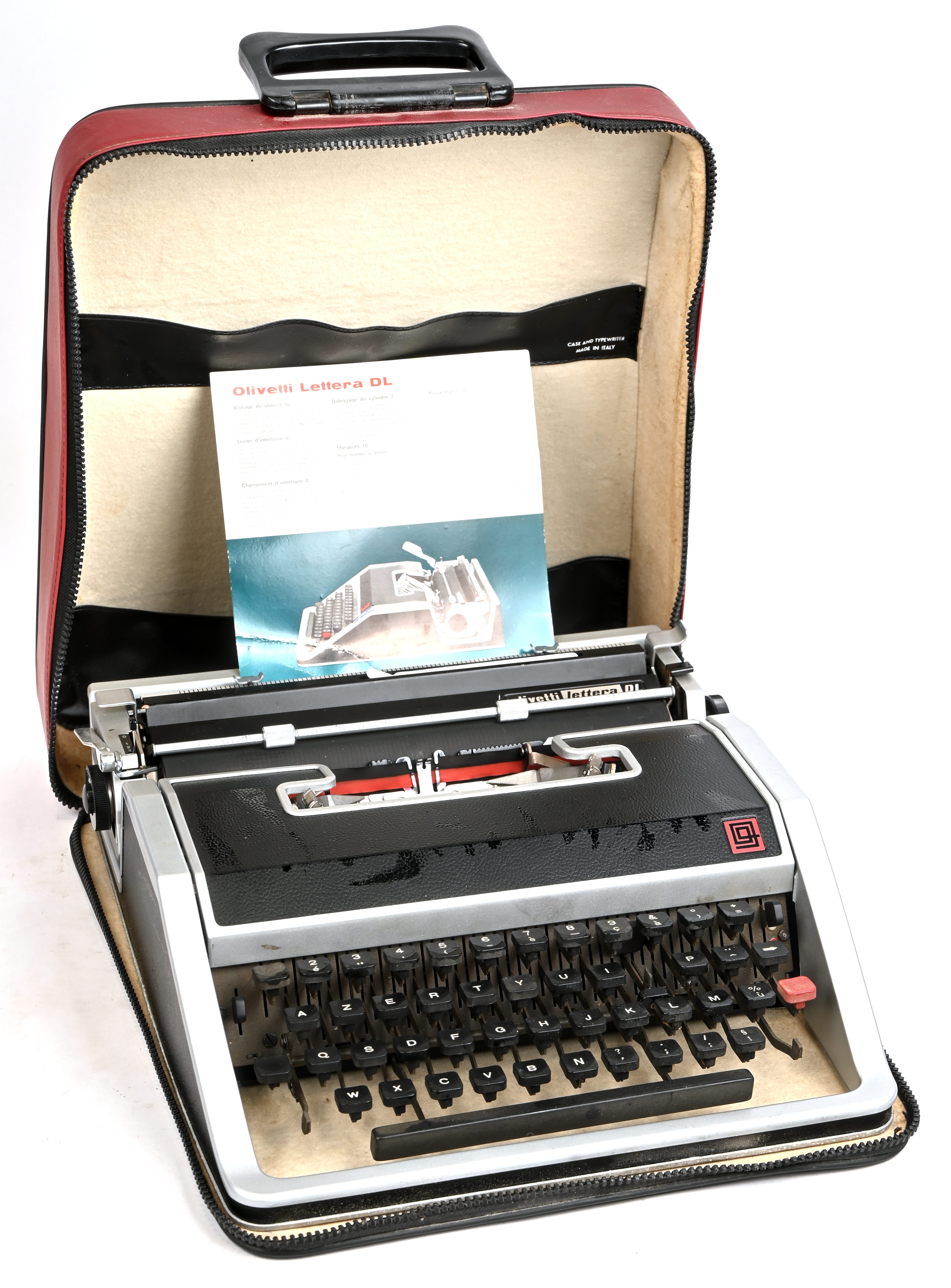 Een vintage schrijfmachine, Olivetti Lettera DL in bijhorende draagtas. Jaren 60 van de vorige eeuw. Twee druktoetsen manco Een vintage schrijfmachine, Olivetti Lettera DL in bijhorende draagtas. Jaren 60 van de vorige eeuw. Twee druktoetsen manco.