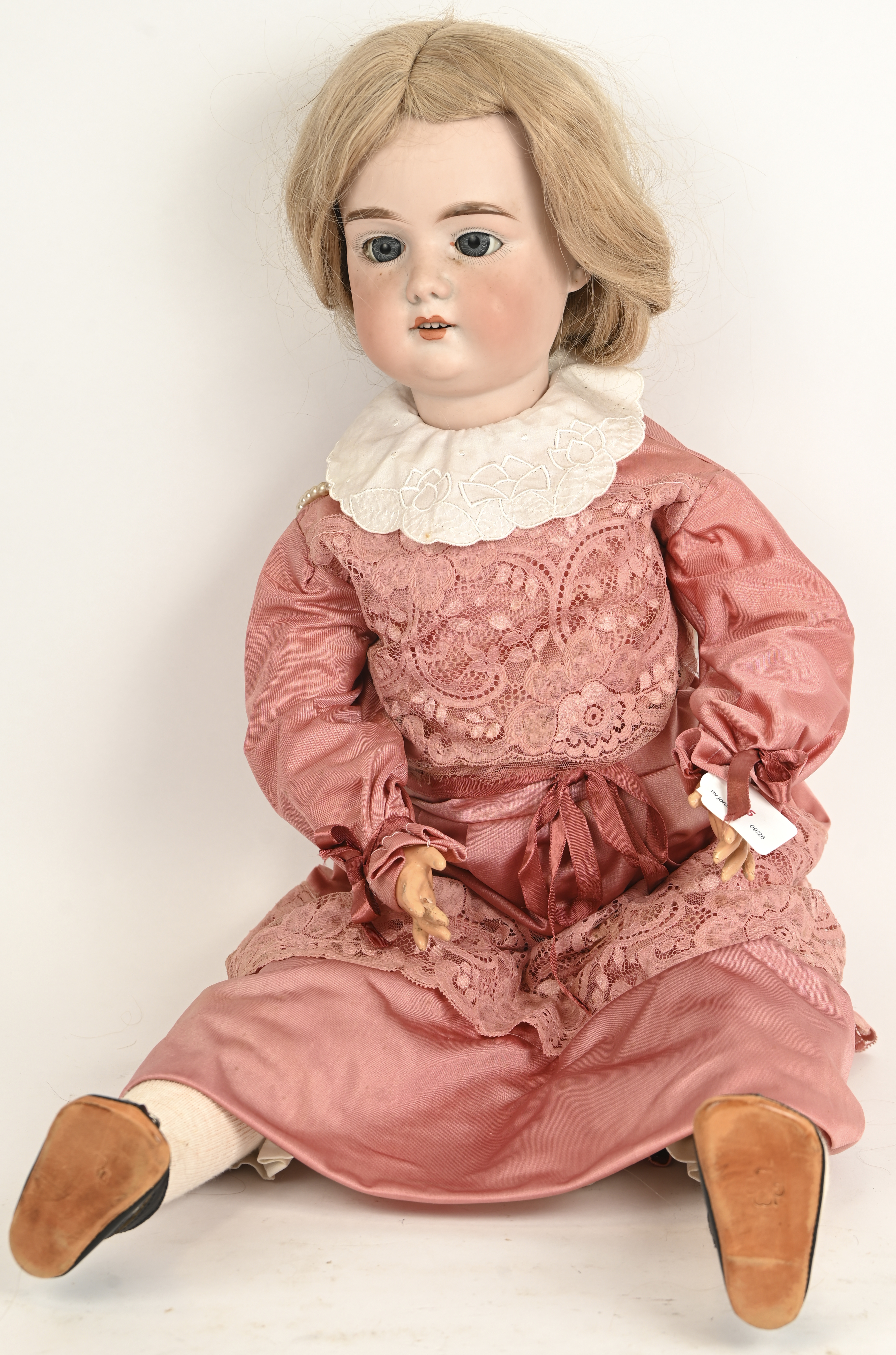 “Antieke pop, slaapogen (te herstellen), open mond, 4 tanden. Prima staat. Handgemaakte, roze avondjurk met kant, lang, stroblond haar, wit ondergoed. Gemerkt A12M “Antieke pop, slaapogen (te herstellen), open mond, 4 tanden. Prima staat. Handgemaakte, roze avondjurk met kant, lang, stroblond haar, wit ondergoed. Gemerkt A12M.