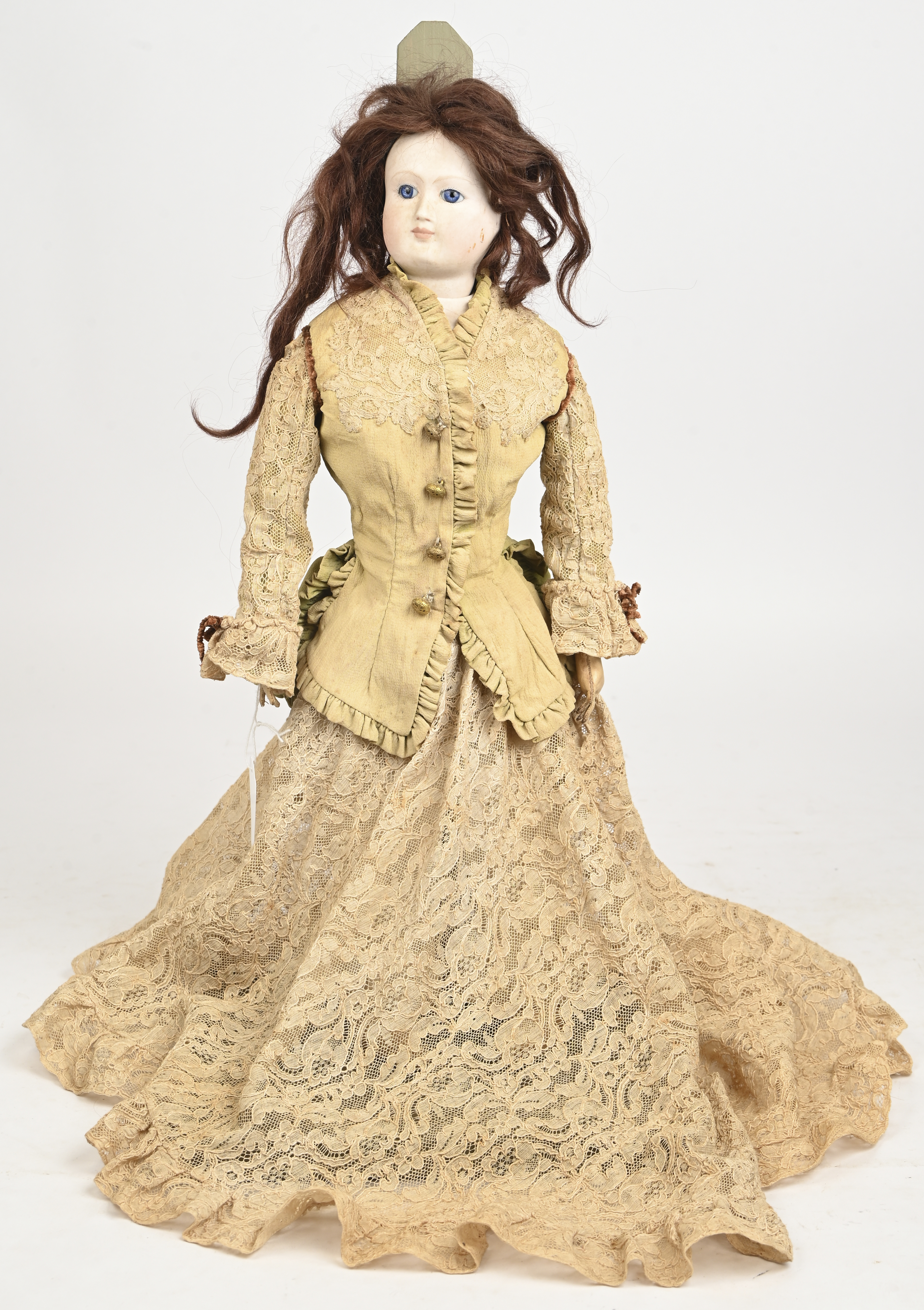 Antieke pop, klein hoofdje, vaste ogen, gesloten mond, . Handgemaakte, duchessekanten jurk, mohairen haar. Gemerkt met diagonaal gekruiste pijlen en S. Z.g. Poupée mannequin Antieke pop, klein hoofdje, vaste ogen, gesloten mond, . Handgemaakte, duchessekanten jurk, mohairen haar. Gemerkt met diagonaal gekruiste pijlen en S. Z.g. Poupée mannequin.