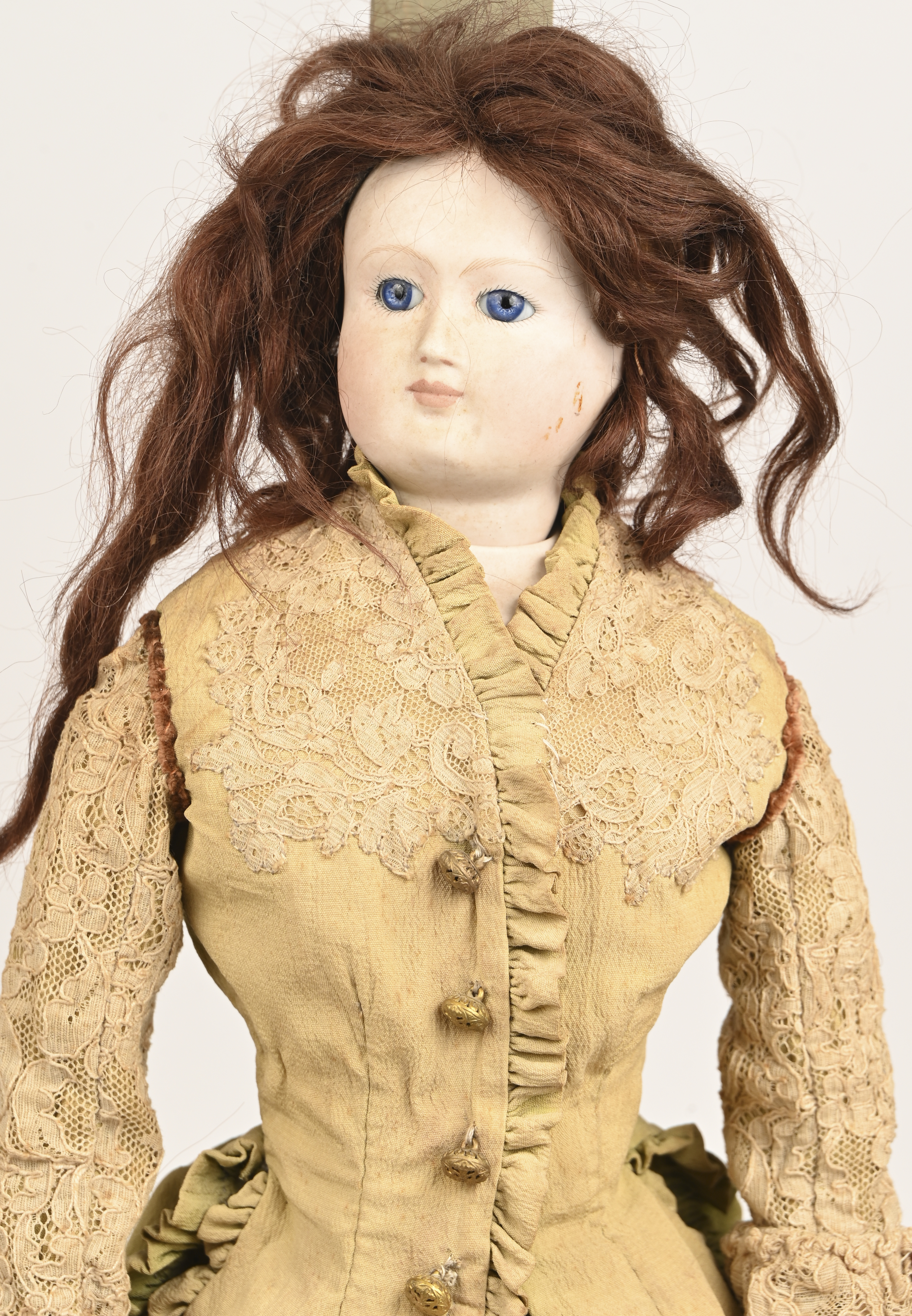 Antieke pop, klein hoofdje, vaste ogen, gesloten mond, . Handgemaakte, duchessekanten jurk, mohairen haar. Gemerkt met diagonaal gekruiste pijlen en S. Z.g. Poupée mannequin Antieke pop, klein hoofdje, vaste ogen, gesloten mond, . Handgemaakte, duchessekanten jurk, mohairen haar. Gemerkt met diagonaal gekruiste pijlen en S. Z.g. Poupée mannequin.