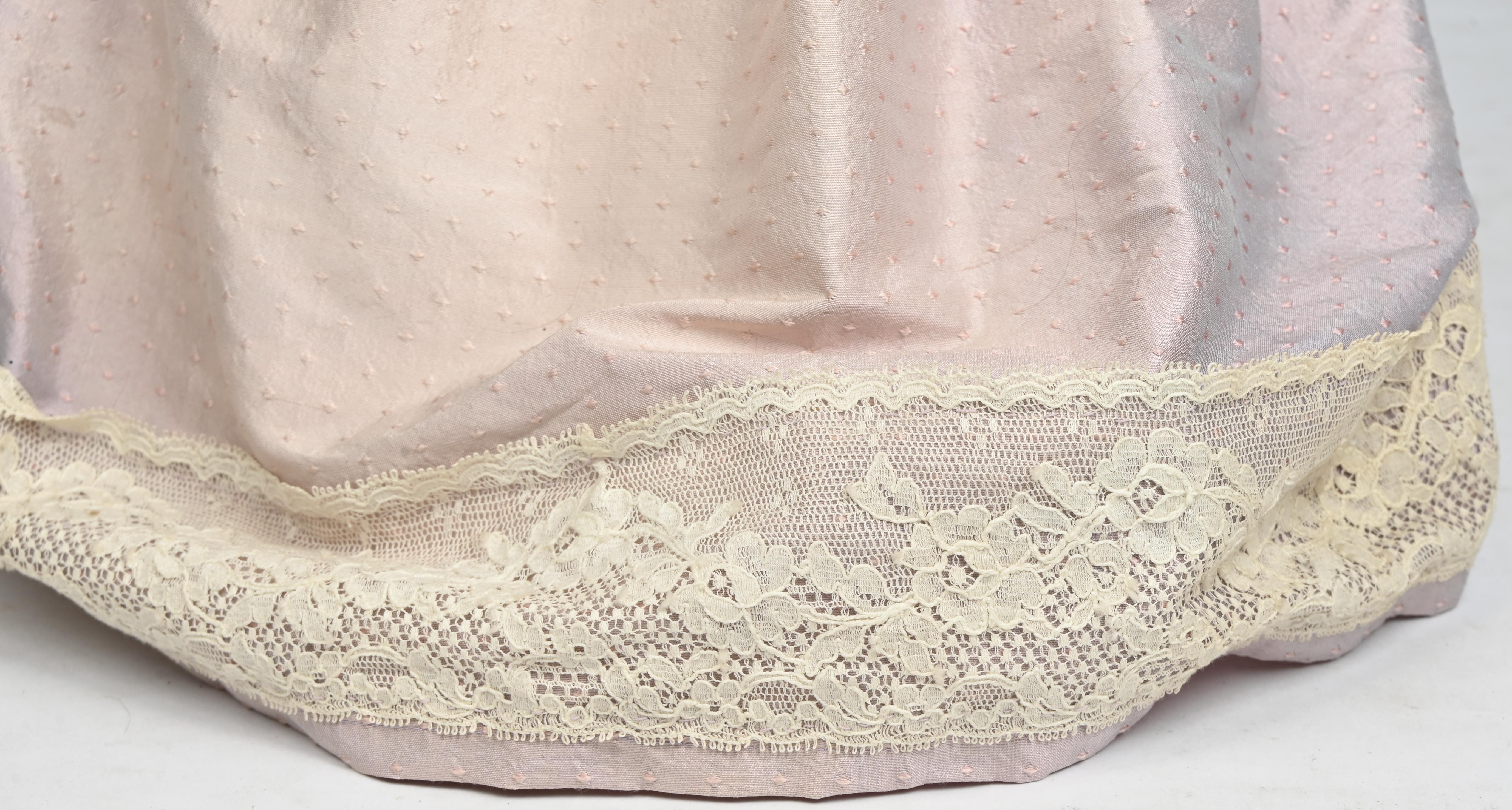 Antieke mannequinpop. Vaste ogen, gesloten mond, lange roze jurk met kant en zwarte hoed met voile. Gemerkt gekruiste pijlen en S. Lederen lichaam en ledematen. Prima staat. Op statief Antieke mannequinpop. Vaste ogen, gesloten mond, lange roze jurk met kant en zwarte hoed met voile. Gemerkt gekruiste pijlen en S. Lederen lichaam en ledematen. Prima staat. Op statief.