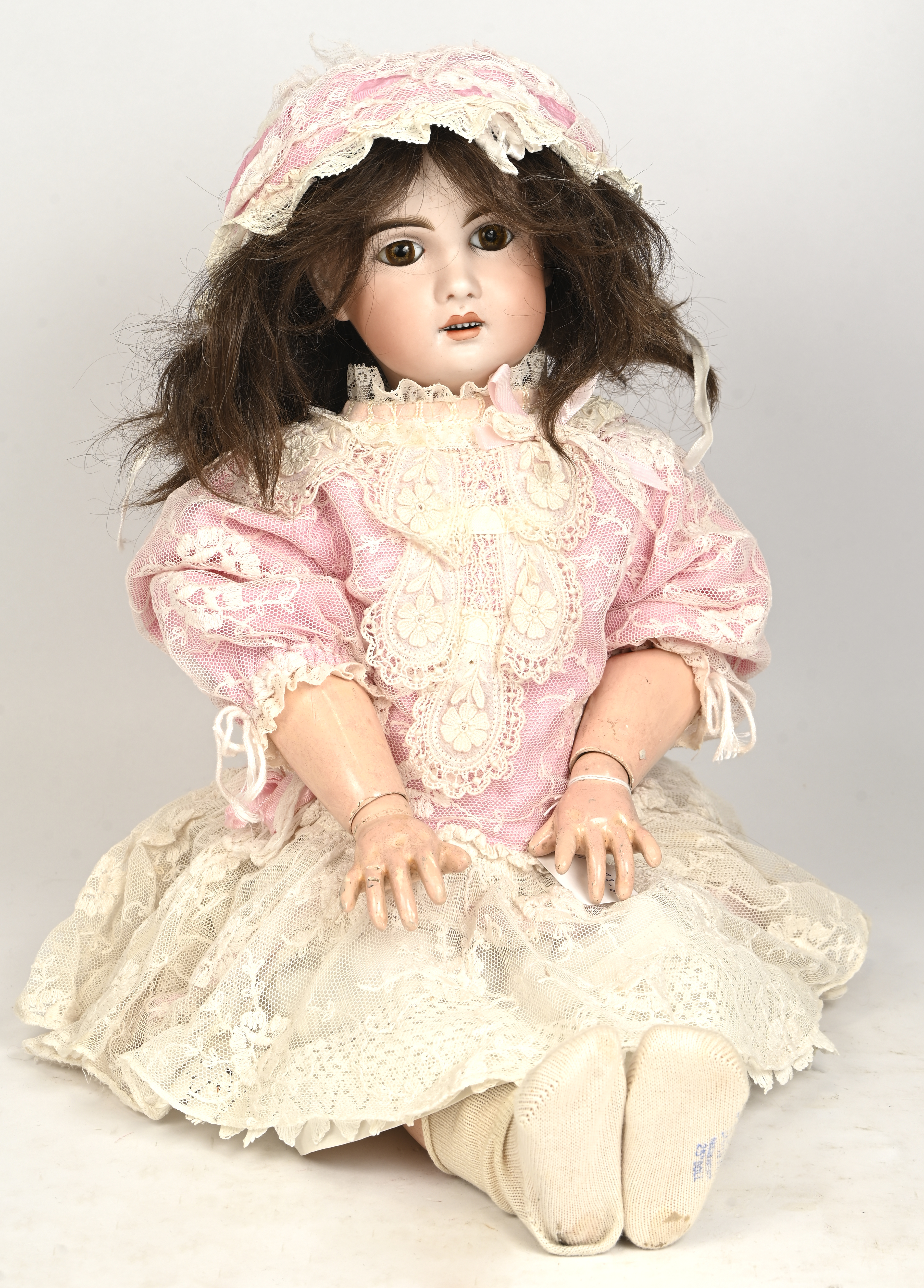 Antieke Jumeaupop. Vaste ogen, open mond met volledig bovengebit, Gazen jurkje en wit ondergoed, wollen sokken. Gaatjes voor oorbellen. Gemerkt 1907/ 10. Prima staat Antieke Jumeaupop. Vaste ogen, open mond met volledig bovengebit, Gazen jurkje en wit ondergoed, wollen sokken. Gaatjes voor oorbellen. Gemerkt 1907/ 10. Prima staat.