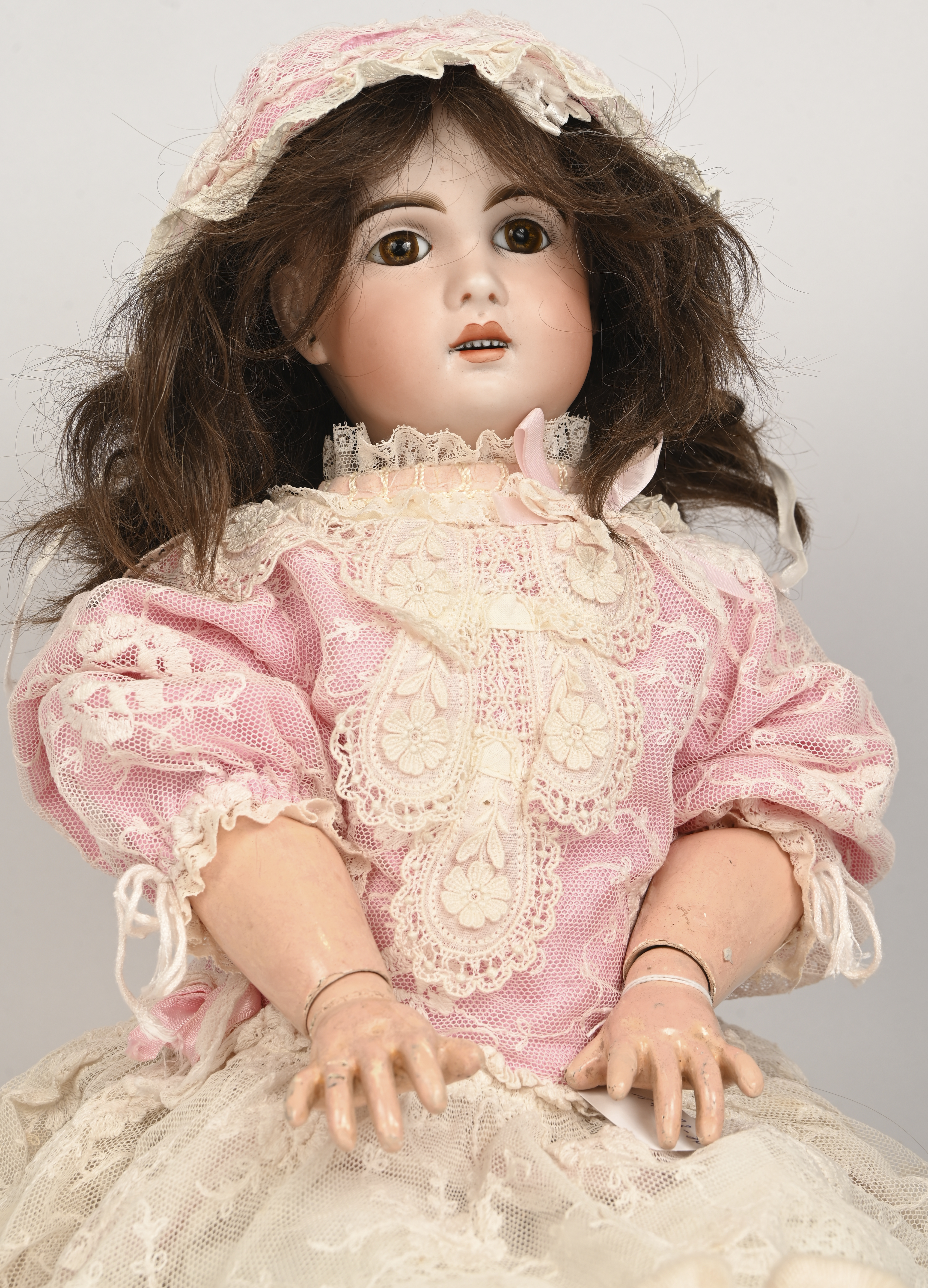 Antieke Jumeaupop. Vaste ogen, open mond met volledig bovengebit, Gazen jurkje en wit ondergoed, wollen sokken. Gaatjes voor oorbellen. Gemerkt 1907/ 10. Prima staat Antieke Jumeaupop. Vaste ogen, open mond met volledig bovengebit, Gazen jurkje en wit ondergoed, wollen sokken. Gaatjes voor oorbellen. Gemerkt 1907/ 10. Prima staat.