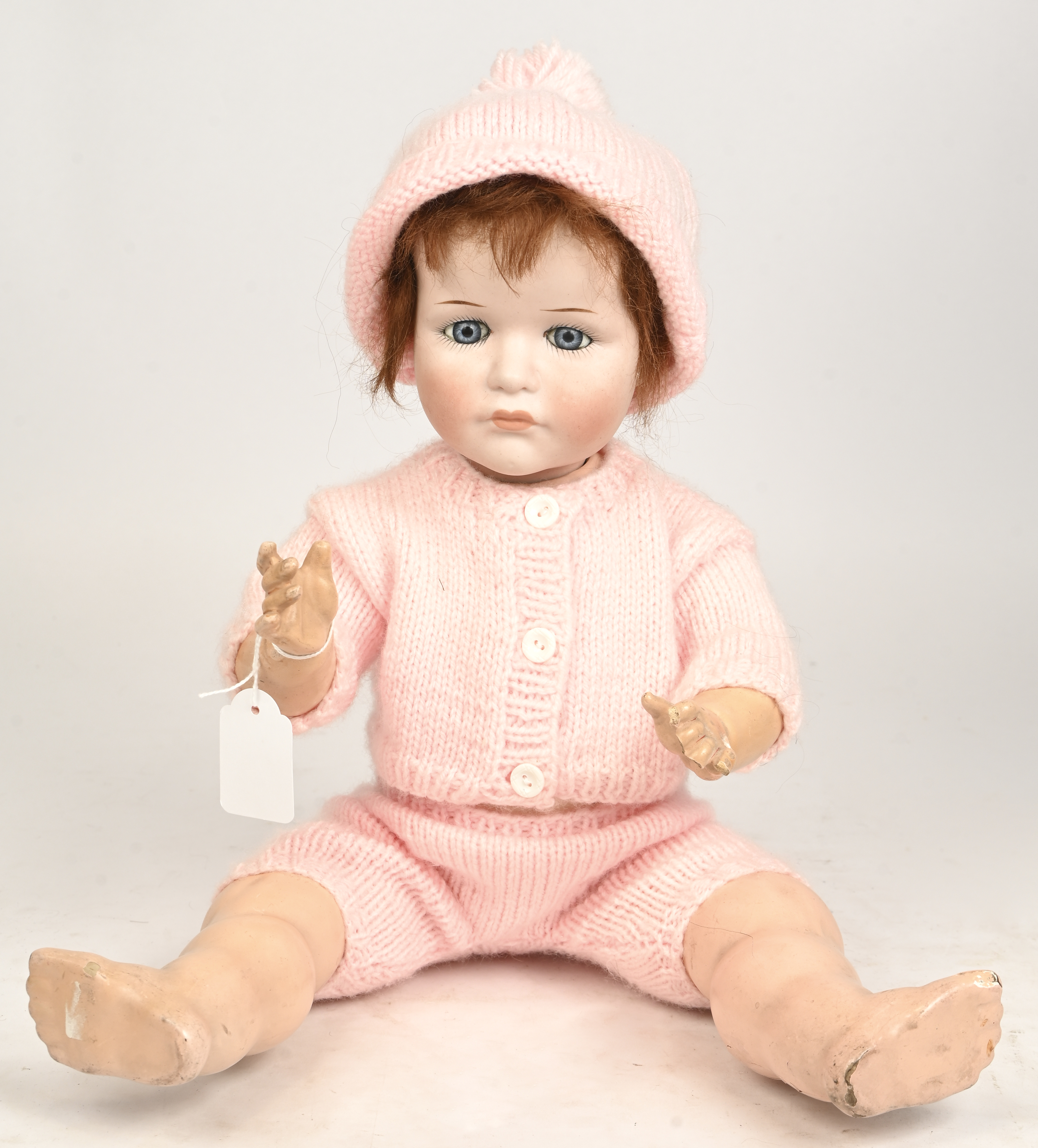 Antieke pop “Gretchen”. Vaste glazen ogen, gesloten mond. Roze gebreid ensemble en muts. Ledematen zonder scharnieren. Gemerkt K, zespuntige ster, R en nummer 114. Prima staat Antieke pop “Gretchen”. Vaste glazen ogen, gesloten mond. Roze gebreid ensemble en muts. Ledematen zonder scharnieren. Gemerkt K, zespuntige ster, R en nummer 114. Prima staat.