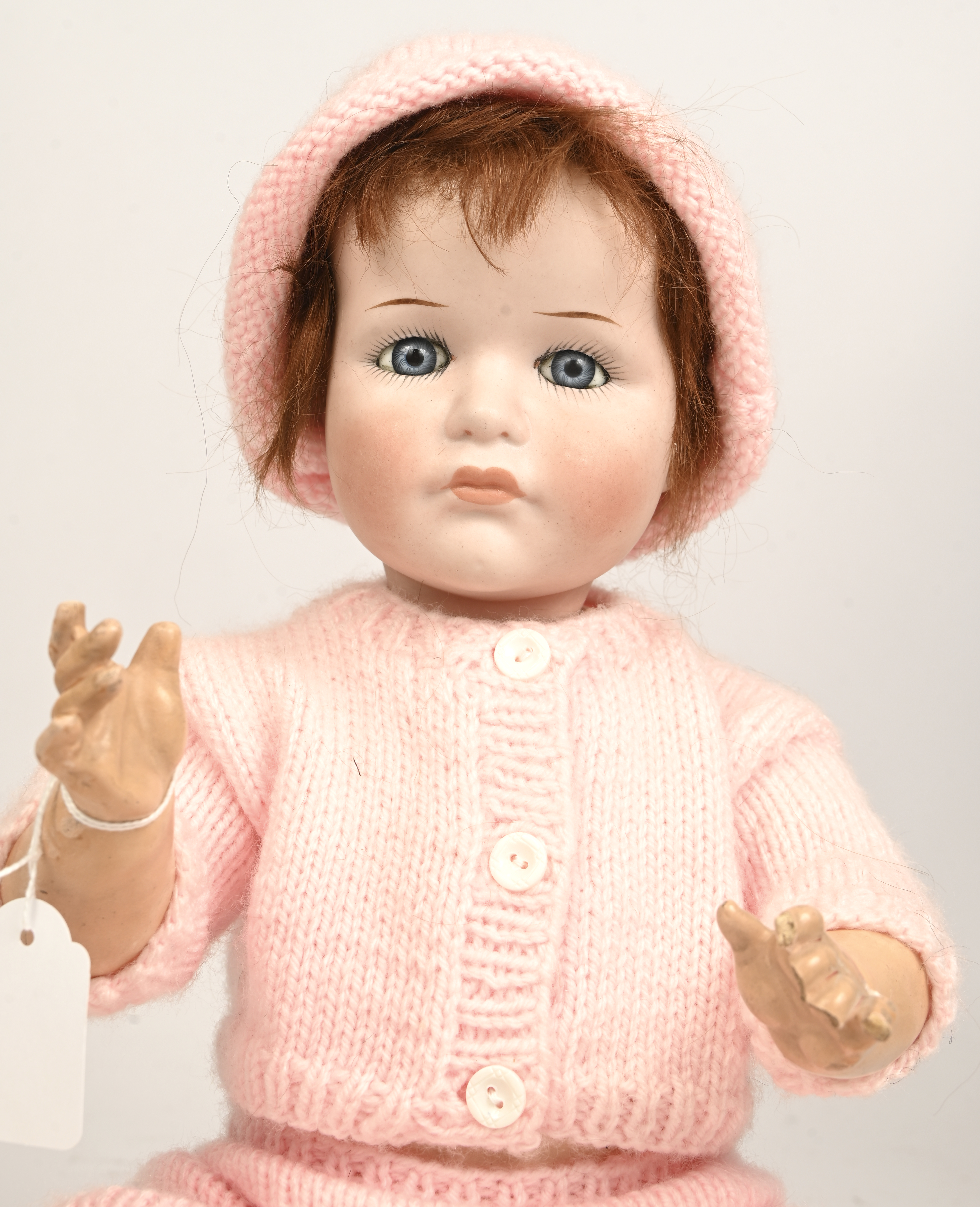 Antieke pop “Gretchen”. Vaste glazen ogen, gesloten mond. Roze gebreid ensemble en muts. Ledematen zonder scharnieren. Gemerkt K, zespuntige ster, R en nummer 114. Prima staat Antieke pop “Gretchen”. Vaste glazen ogen, gesloten mond. Roze gebreid ensemble en muts. Ledematen zonder scharnieren. Gemerkt K, zespuntige ster, R en nummer 114. Prima staat.