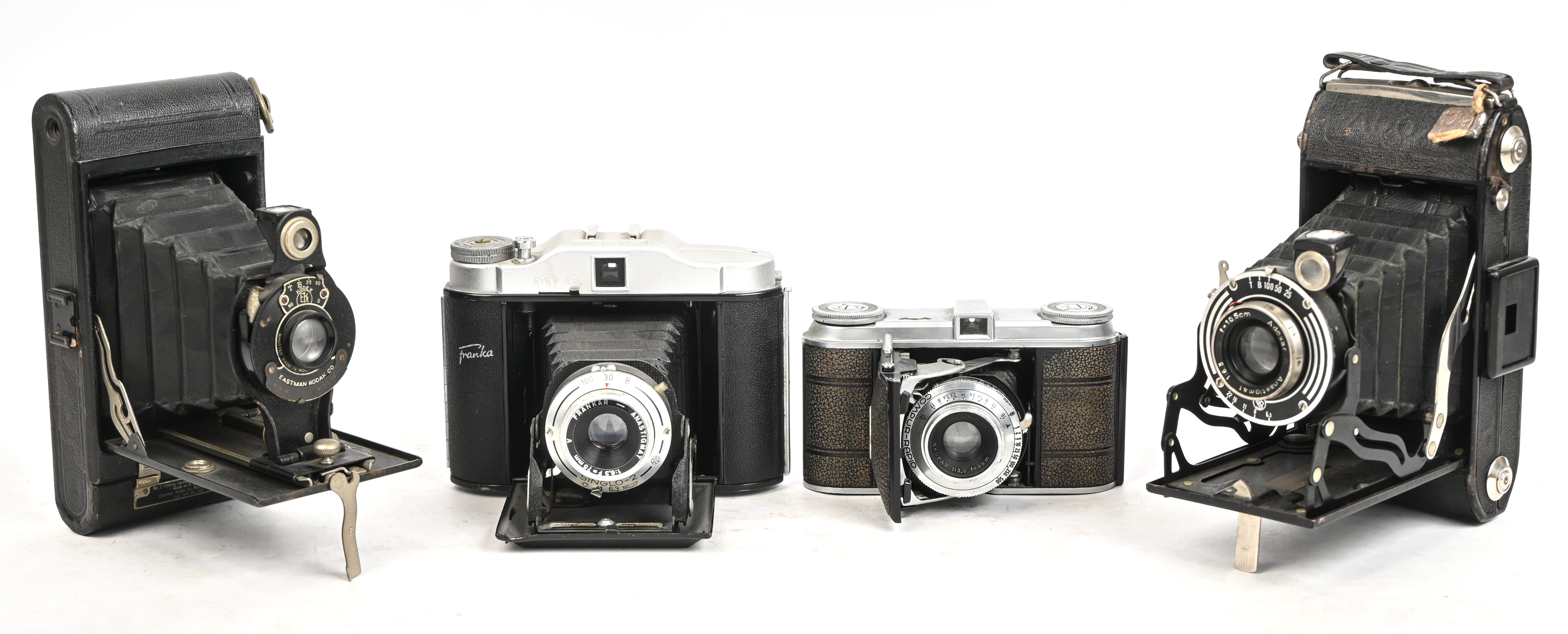 Vier vintage balgcamera’s: Adox, Voightlander Vito, Solida junior en een Kodak hawk-eye model B Vier vintage balgcamera’s: Adox, Voightlander Vito, Solida junior en een Kodak hawk-eye model B.